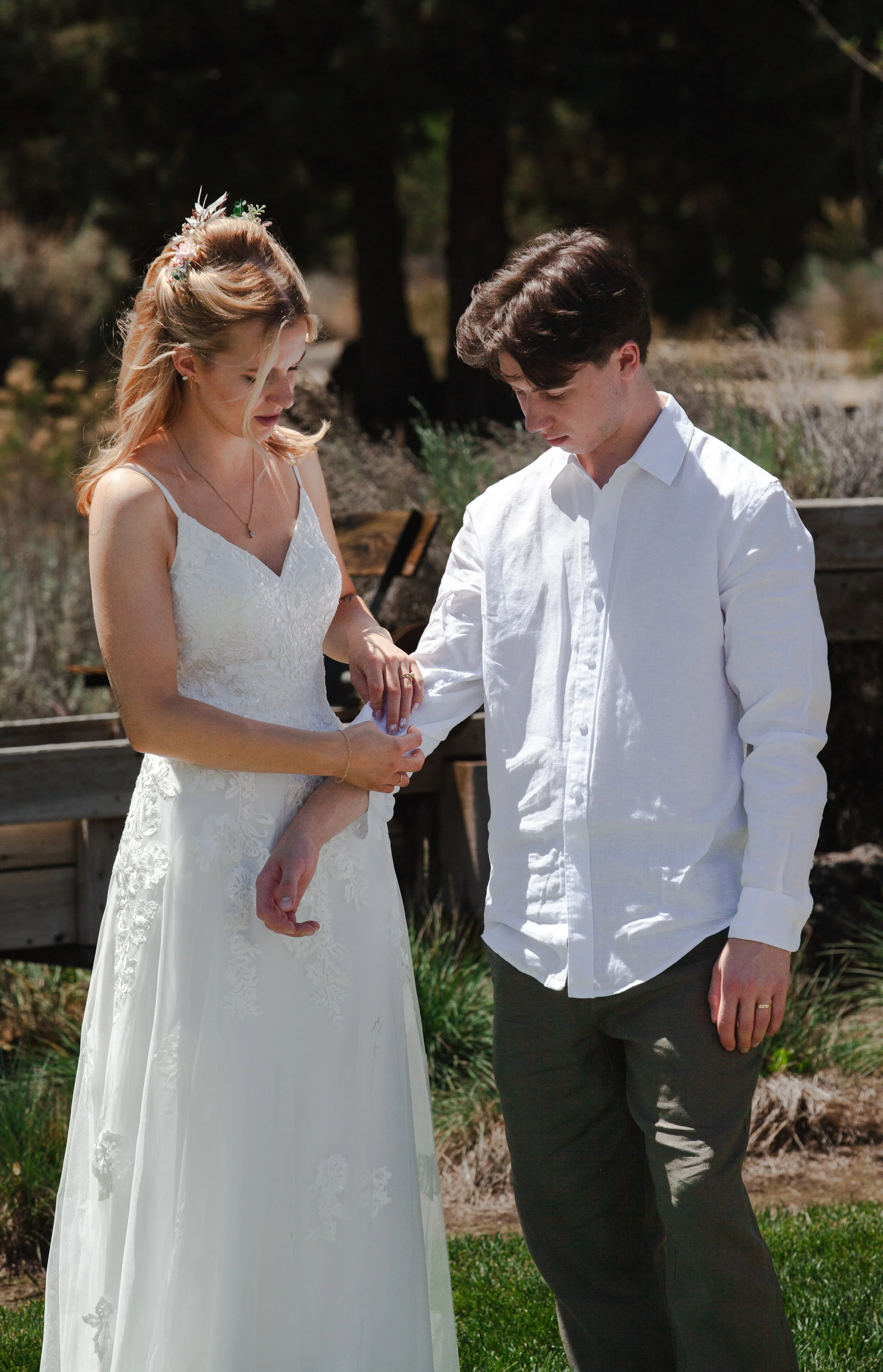 hanai-foundation-bend-oregon-wedding-getting-ready-first-look-bw-65.jpg