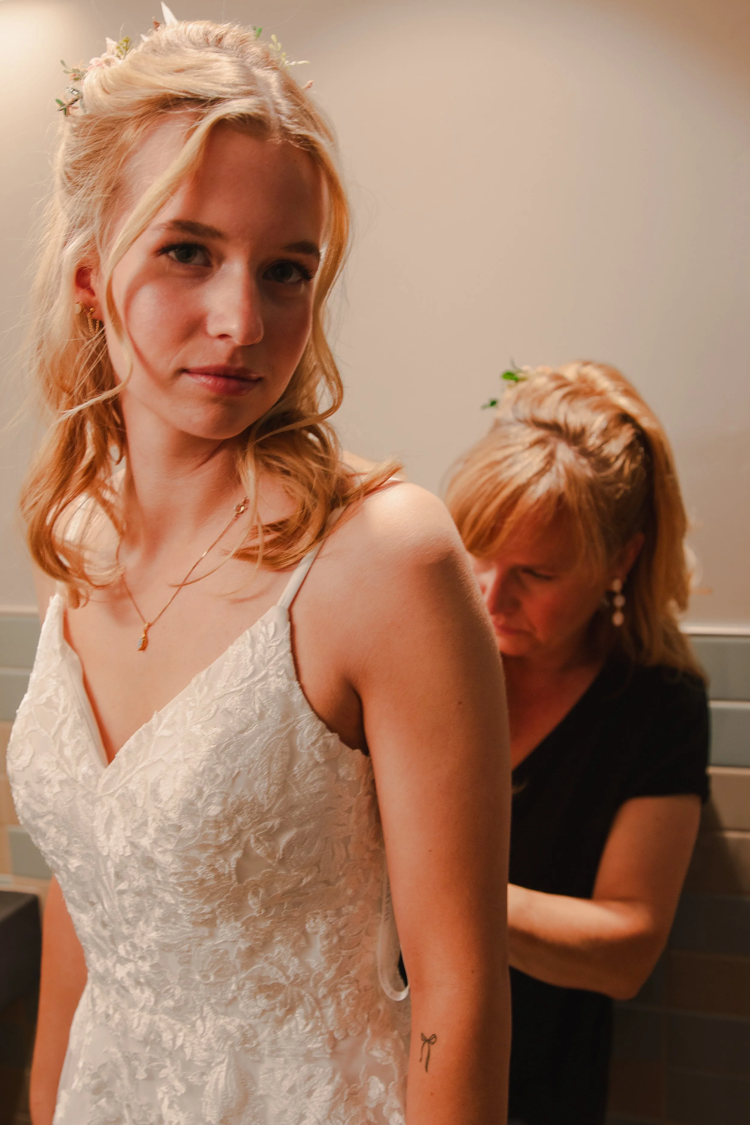 hanai-foundation-bend-oregon-wedding-getting-ready-first-look-bw-34.jpg