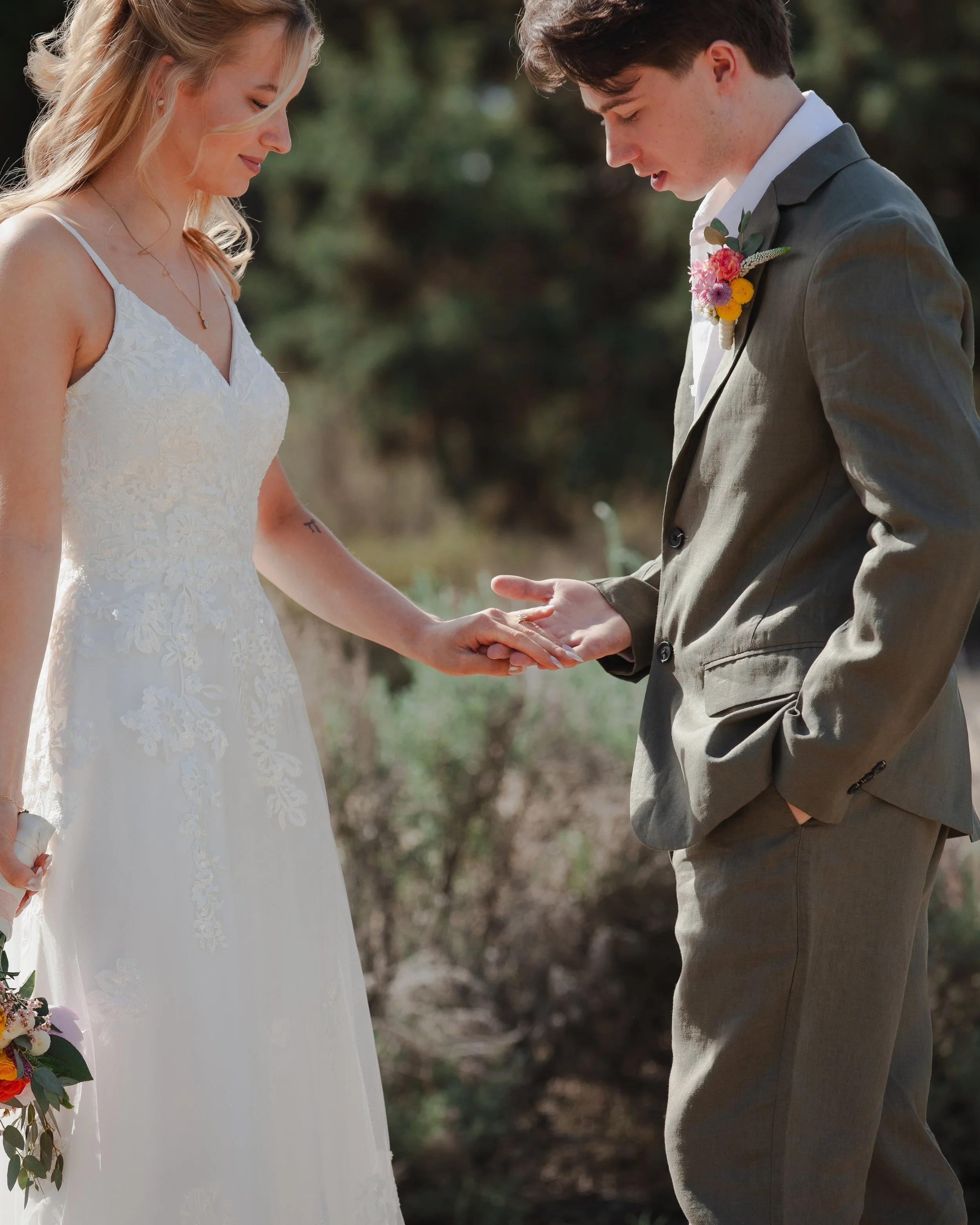 hanai-foundation-bend-oregon-wedding-getting-ready-first-look-bw-28.jpg