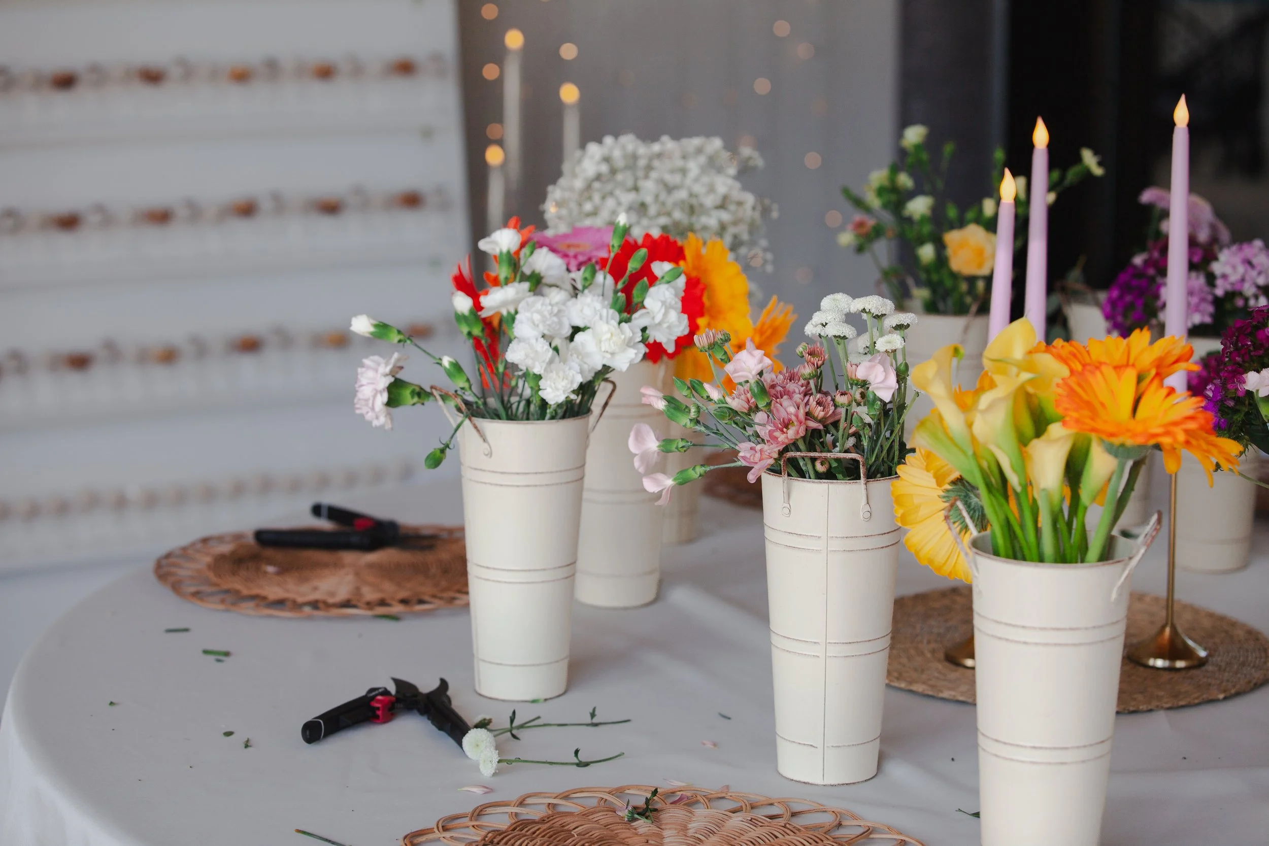 Colorful summer wedding flowers and reception details at Hanai Foundation in Bend, Oregon