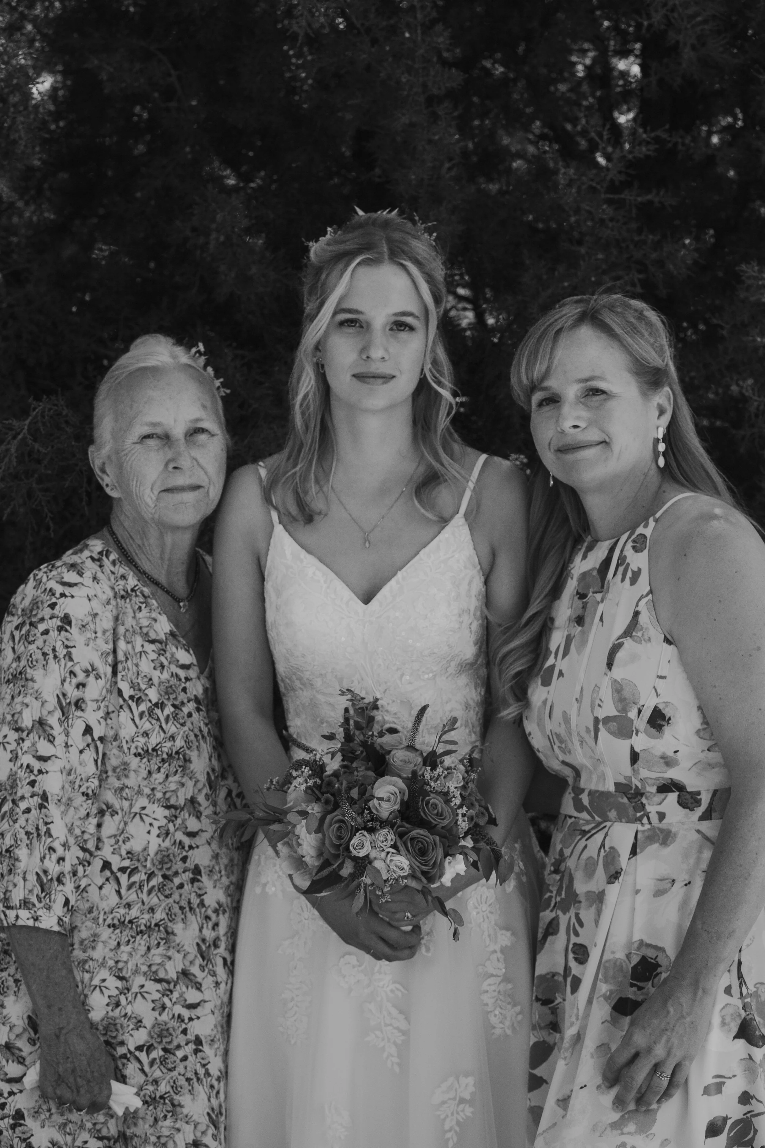 hanai-foundation-bend-oregon-wedding-family-friends-portraits-bw-112.jpg