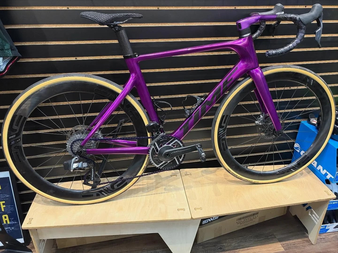 Ok ok ok, I know we compliment a lot of bikes&hellip;but damn&hellip; the Time Scylon&hellip; someone at Time sat down and said &ldquo;Guys, what if we quietly dropped one of the most bad ass bikes of the year&hellip;AND what if we painted the bars t
