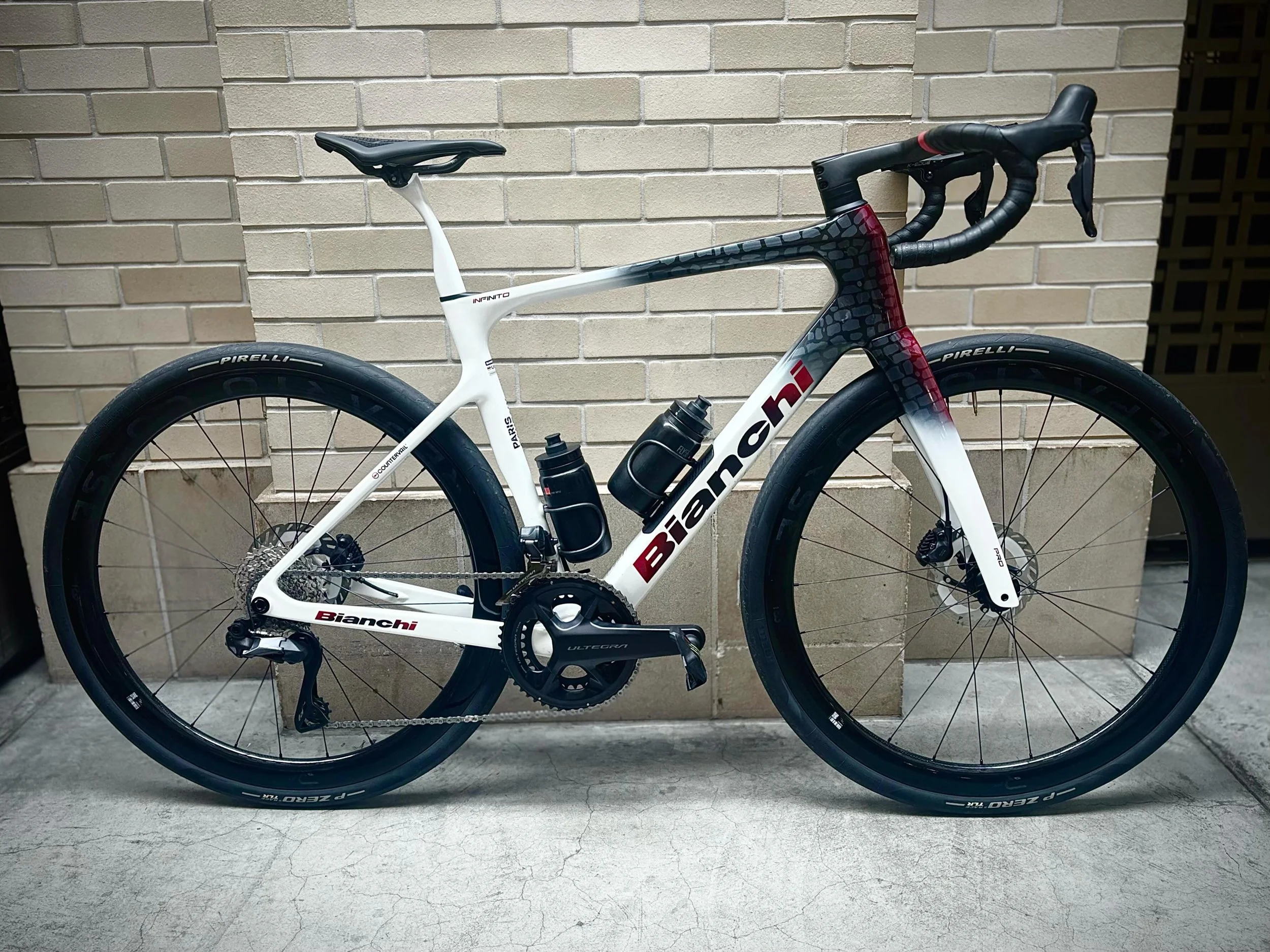 The all new Bianchi Infinito Pro has to be one of my favorite bikes released this year. Equipped with endurance geometry, a 700x35c set of Pirelli tires but capable of fitting 40c, and internal storage. The Infinito series is definitely a can all do 