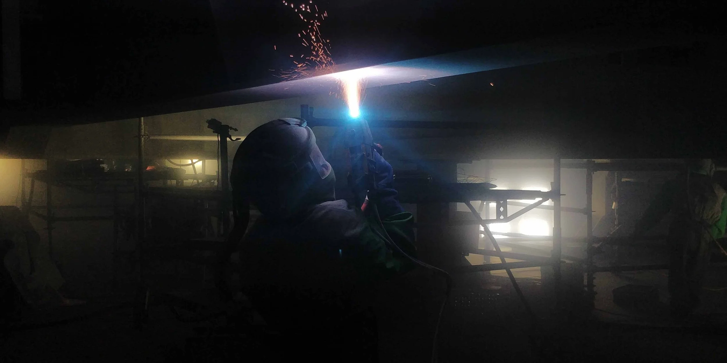 Outline drawing of a gun with a cup on top.