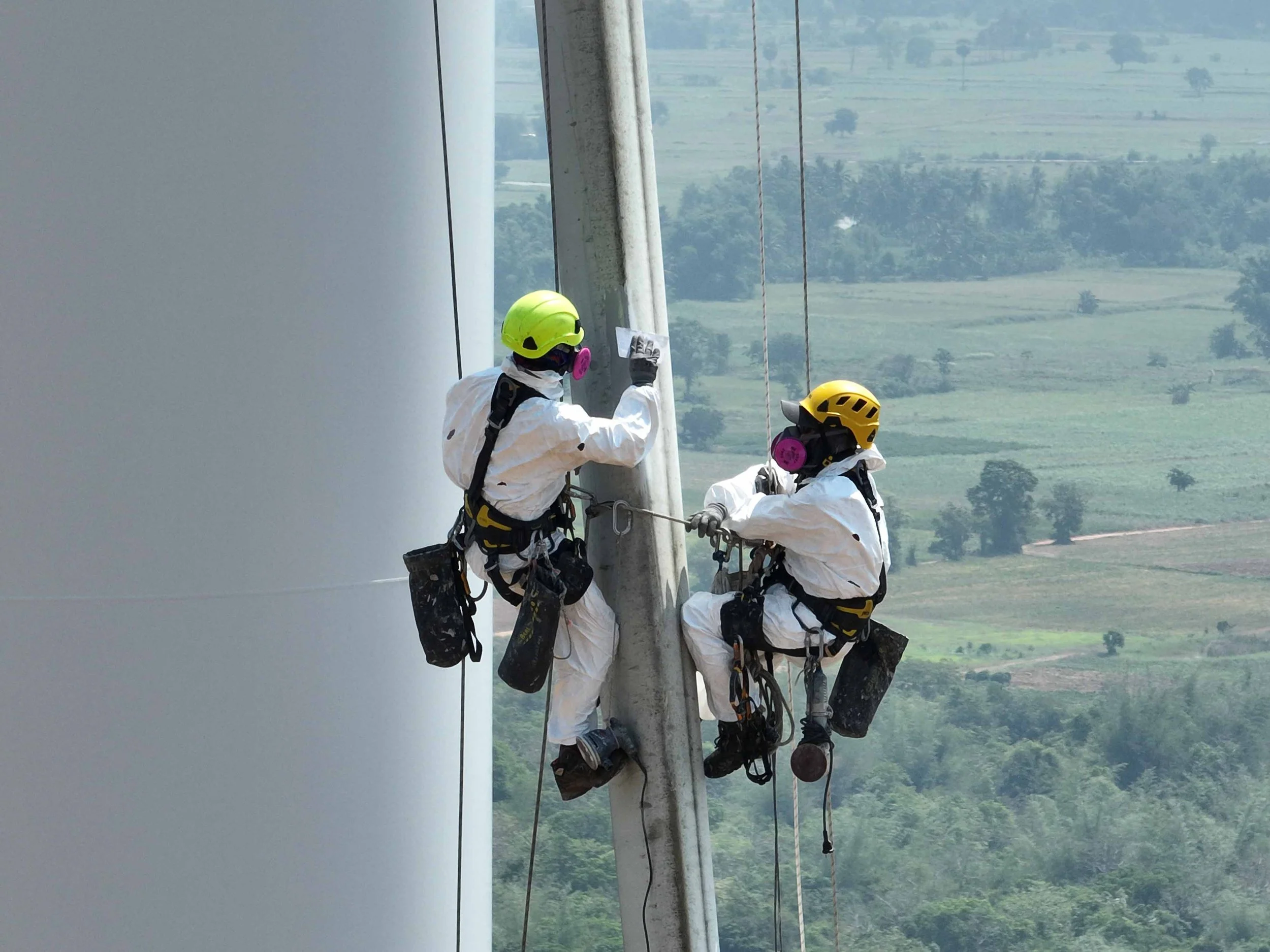 Line drawing of a wind turbine with three blades.