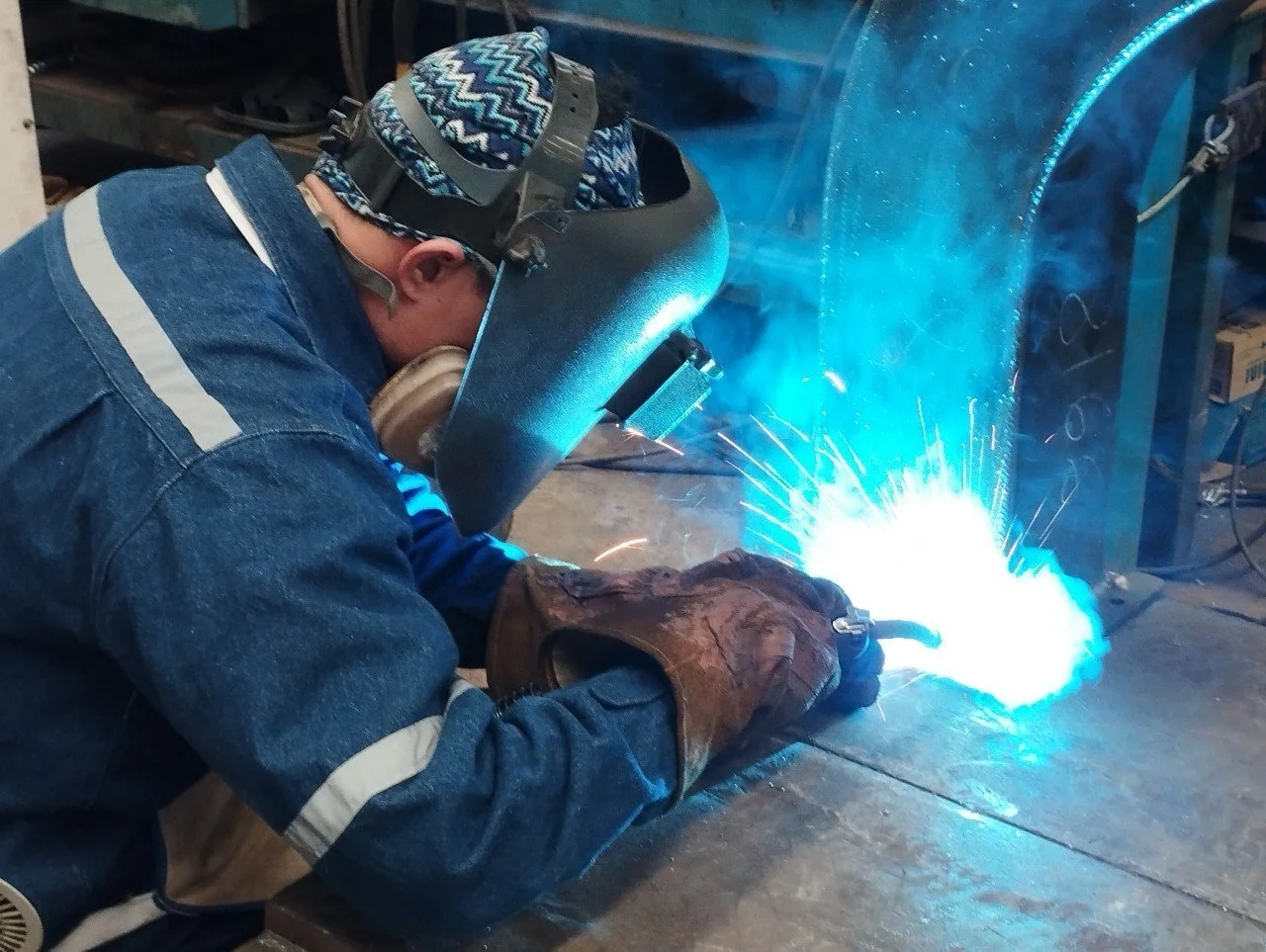 Black outline of the letter 'I' with a wide top and base, resembling a serif font.