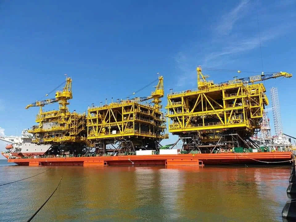 Line drawing of an offshore oil drilling platform.