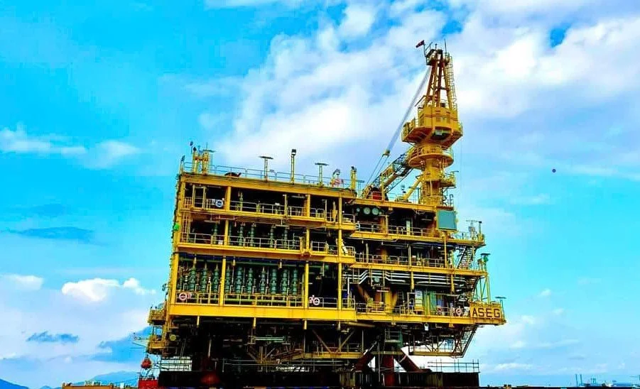 Line drawing of a puffy winter jacket with a hood and horizontal stripes.