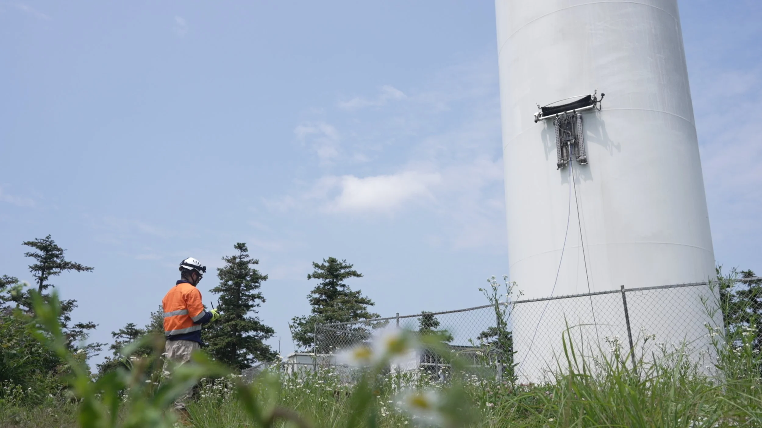 Executed robotic surface treatment and repainting works on turbine towers, minimising human risk and improving coating consistenc