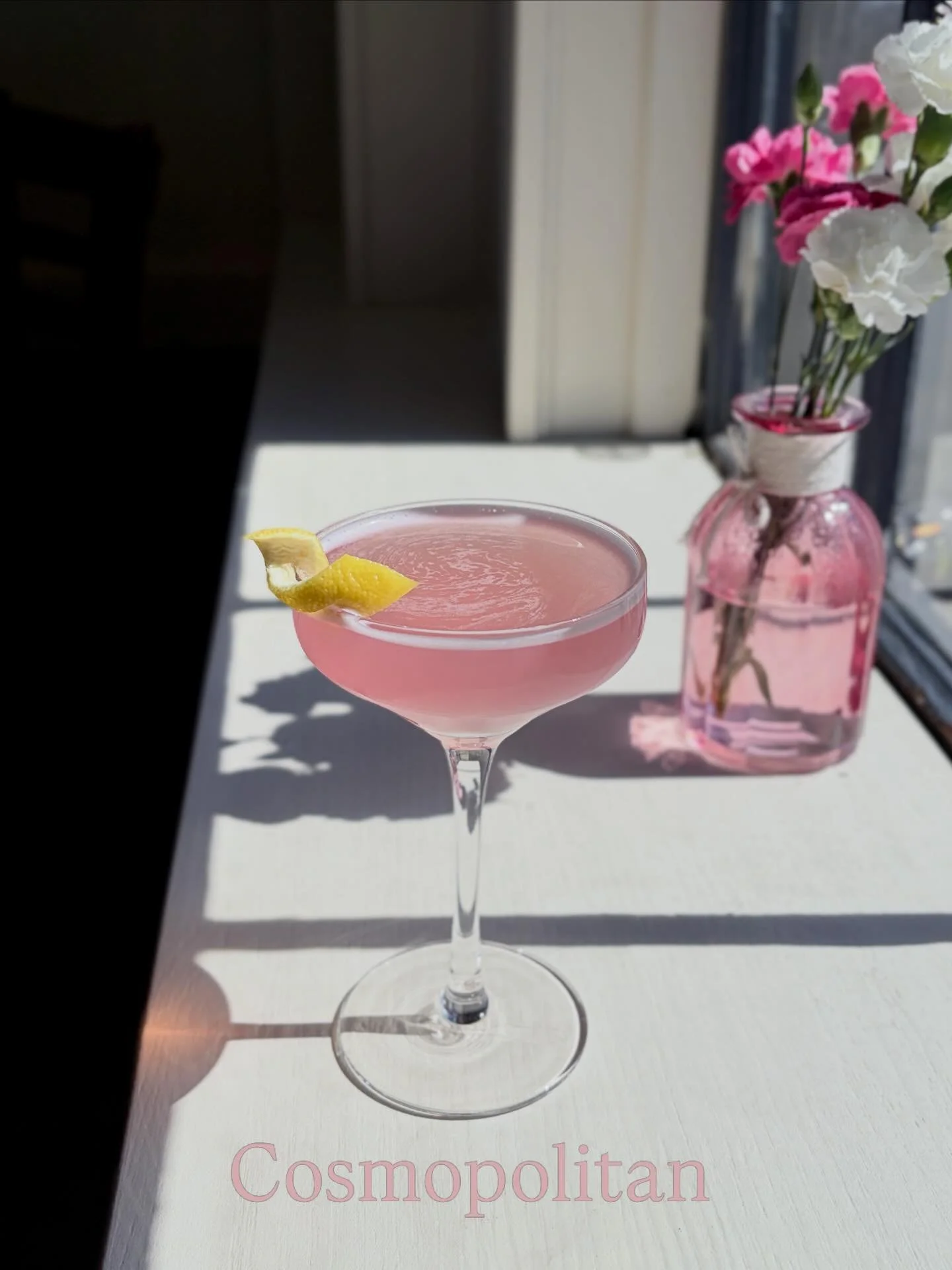Meet The Mocktails🍹

Cosmopolitan: Blush pink and chilled, this drink is a mix of tart cranberry, lime and Seedlip non alcoholic spirit🌸

Ginger Spice: This one bites back ( in the best way ) lime juice layered with house made ginger syrup and cris