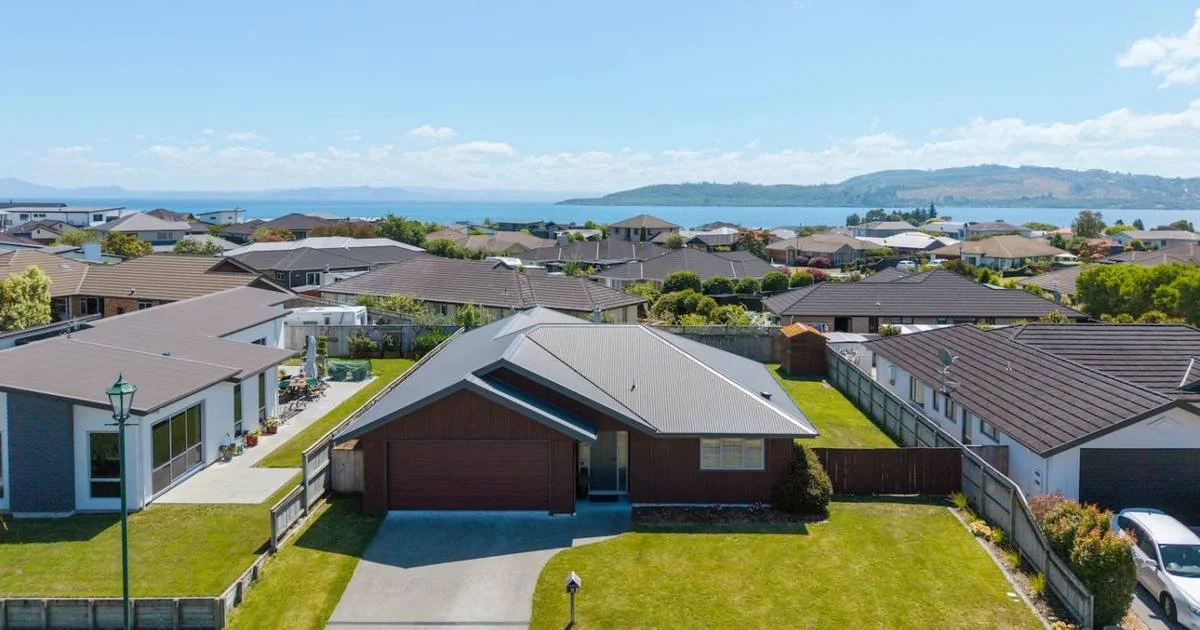 Wharewaka Retreat near the Lakeside