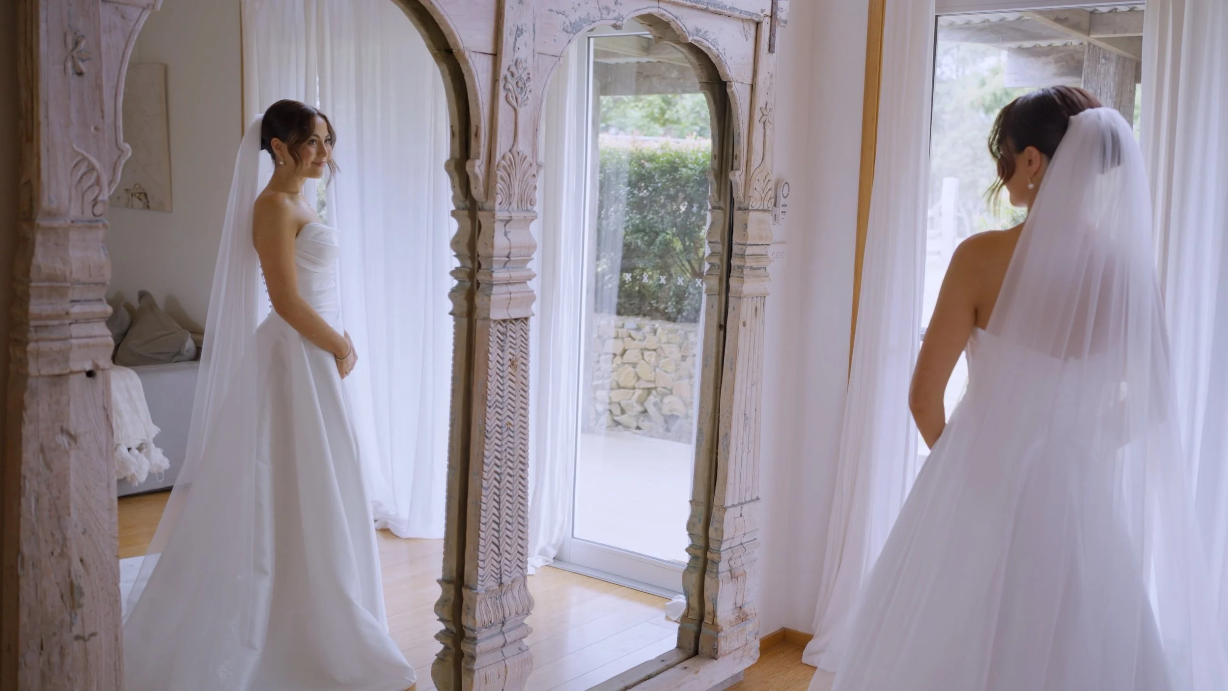 Amelia_Alex_Framegrab_mirror.jpg