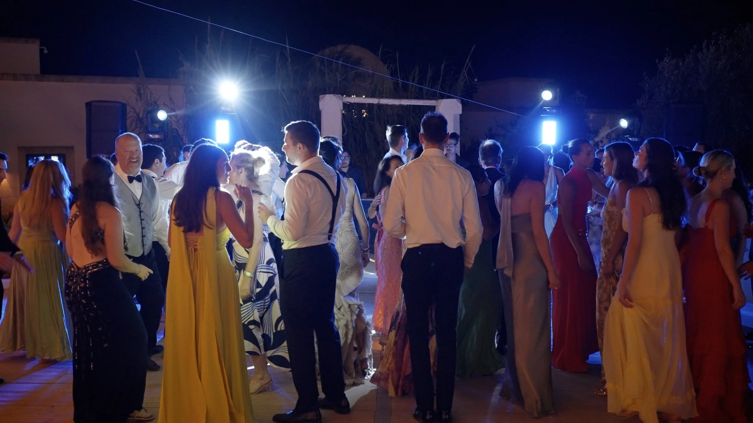 Sari_Jacob_dancefloor_wide.jpg