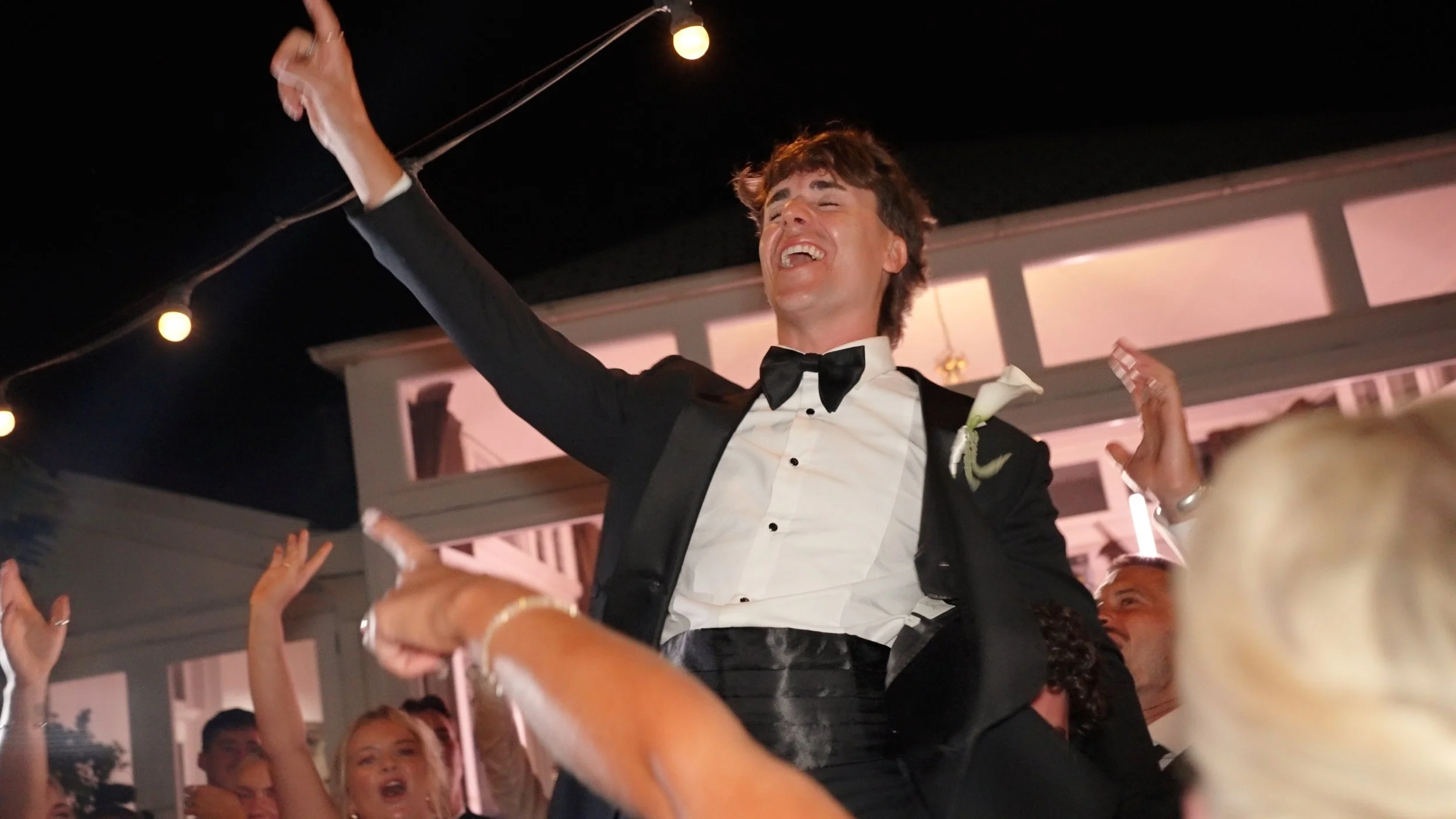Framegrab_Arie_Chris_chris_lift.jpg
