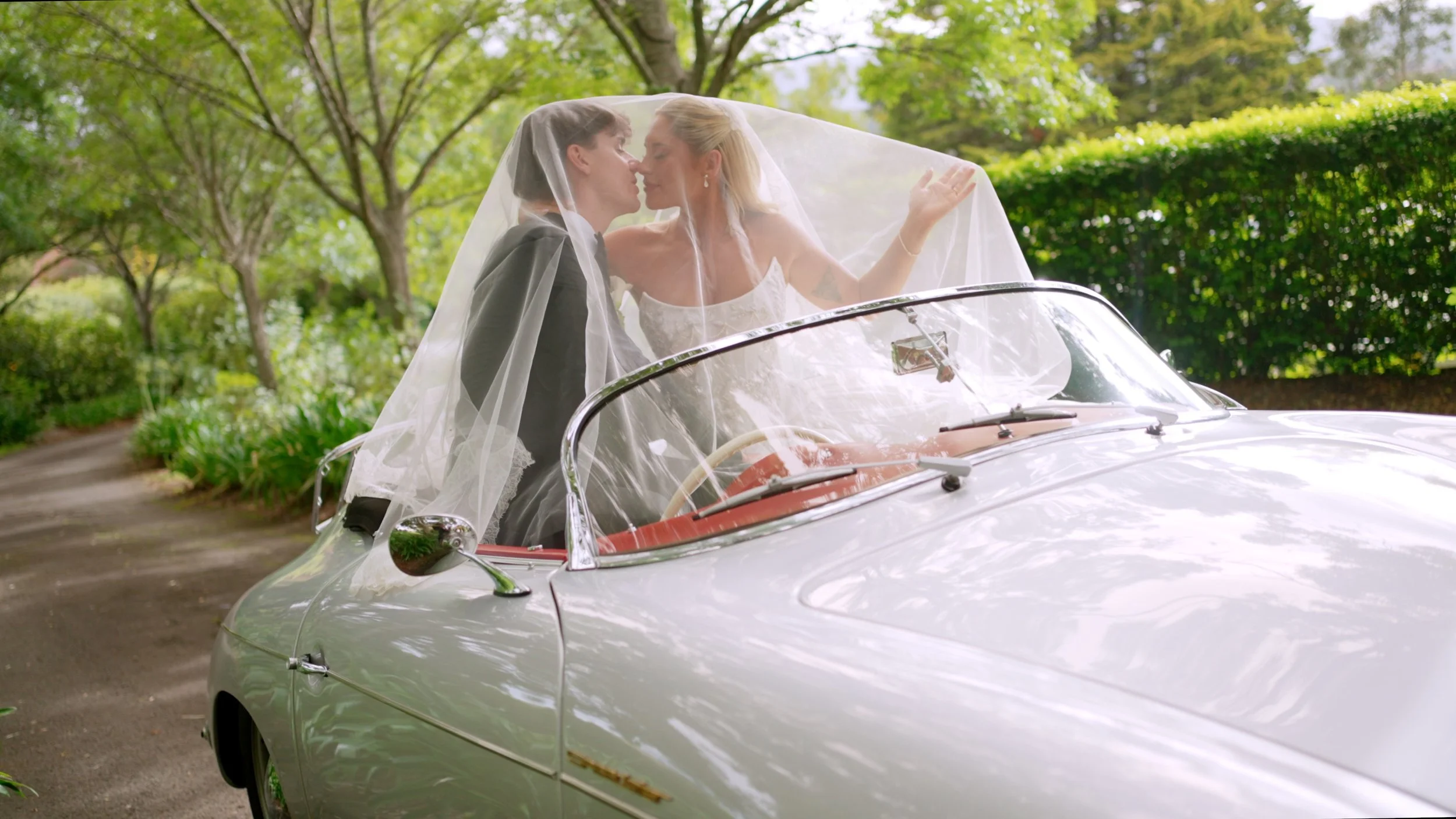 Framegrab_Arie_Chris_car_veil.jpg