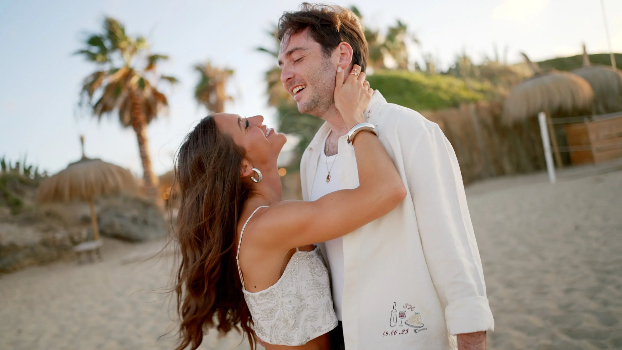 Sari_Jacob_beach_kiss.jpg