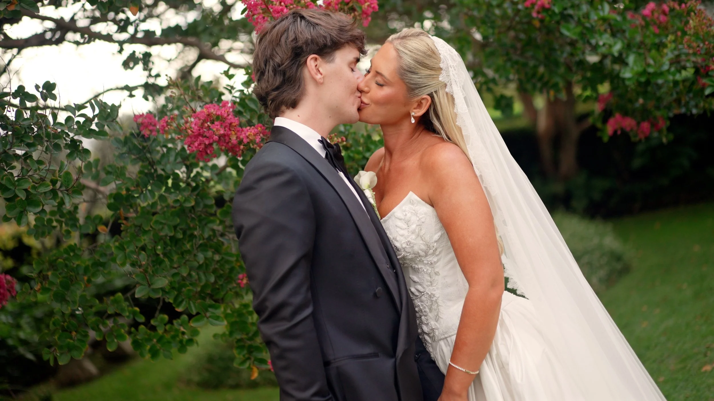 Framegrab_Arie_Chris_kiss_flowers.jpg