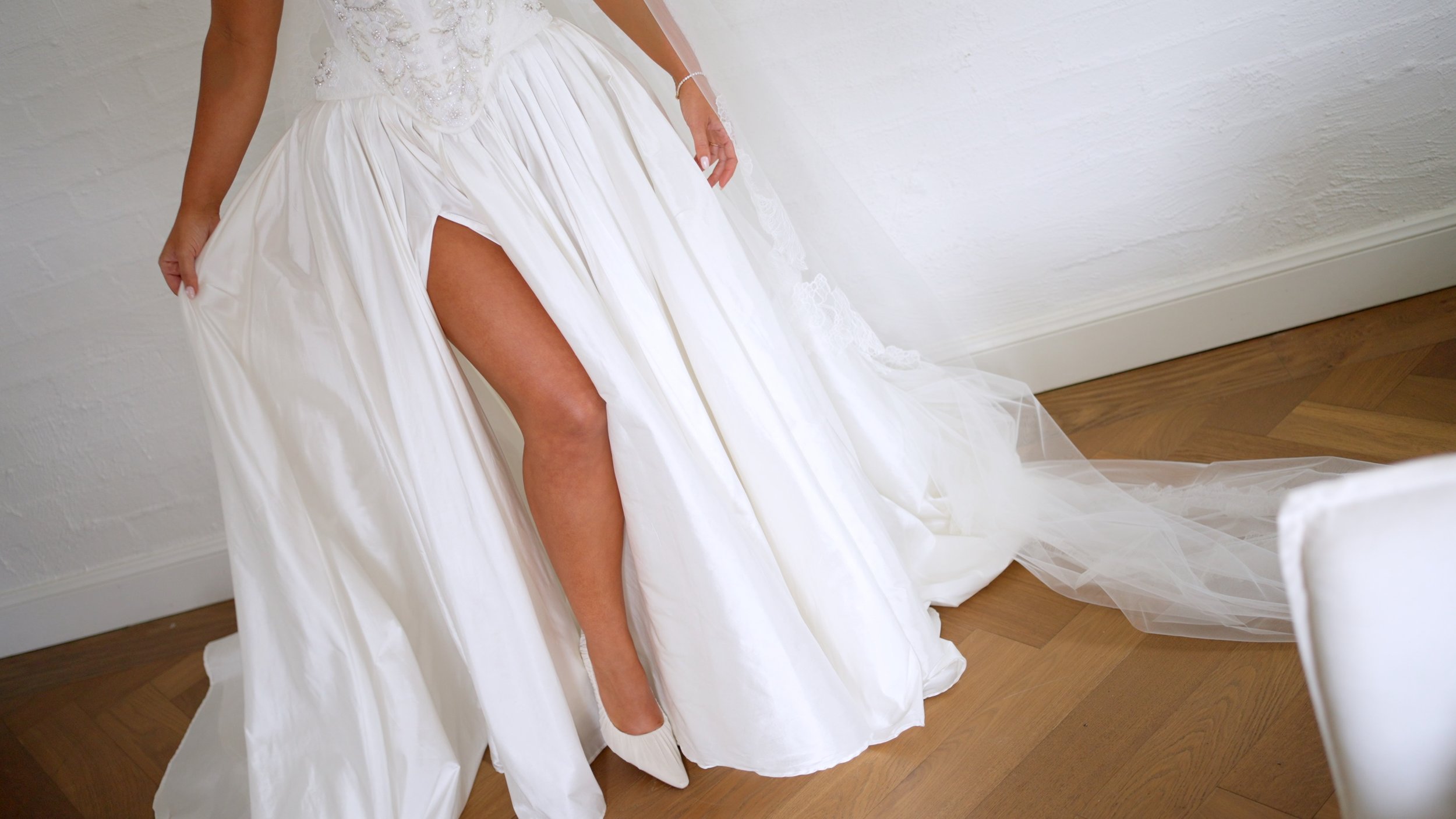Framegrab_Arie_Chris_dress.jpg