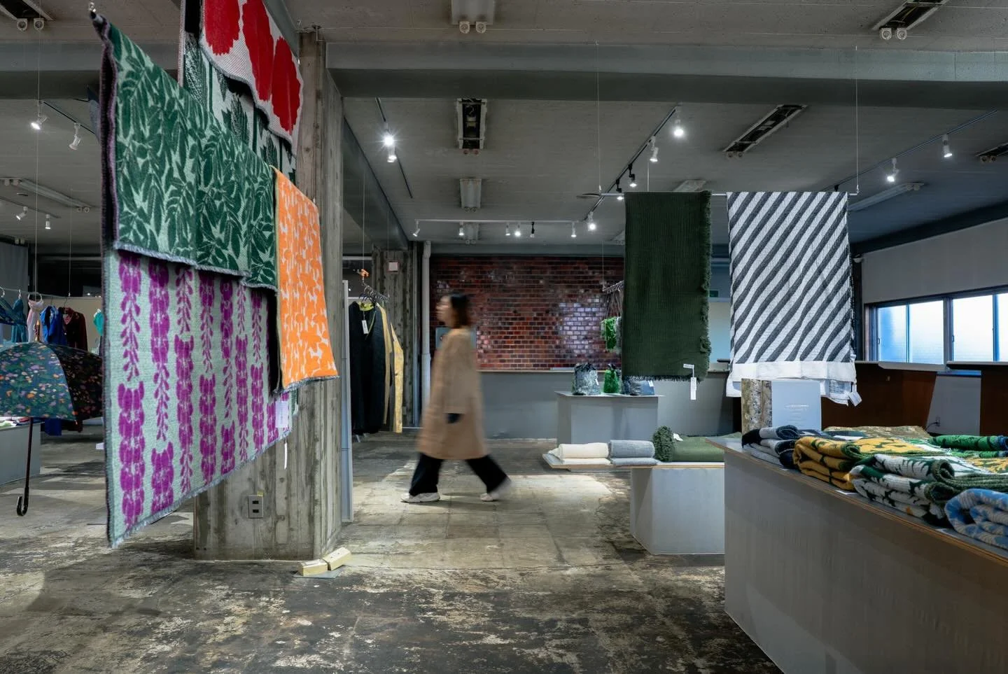 今年離開前公司KURAHOUSE , 自己正式成立公司接案，也幸運地被邀請去參與 #FUJITEXTILEWEEK 2025 的相關工作。

本次與装いの庭的藤枝大裕一起負責開設「布的藝術祭」特設選品店「YAMANASHI TEXTILE SHOP」，選品由 &lt;装いの庭&gt; 決定，我則是負責整體的店舖空間的設計規劃與實際陳列執行。

店舖空間設立於原為織機與大型機械工廠的舊山叶商店原址二樓。原為工廠的辦公室空間內，鋪設有地毯、類似郵局的櫃檯等辦公空間物件，已荒廢數十年，雖然最近三年都有