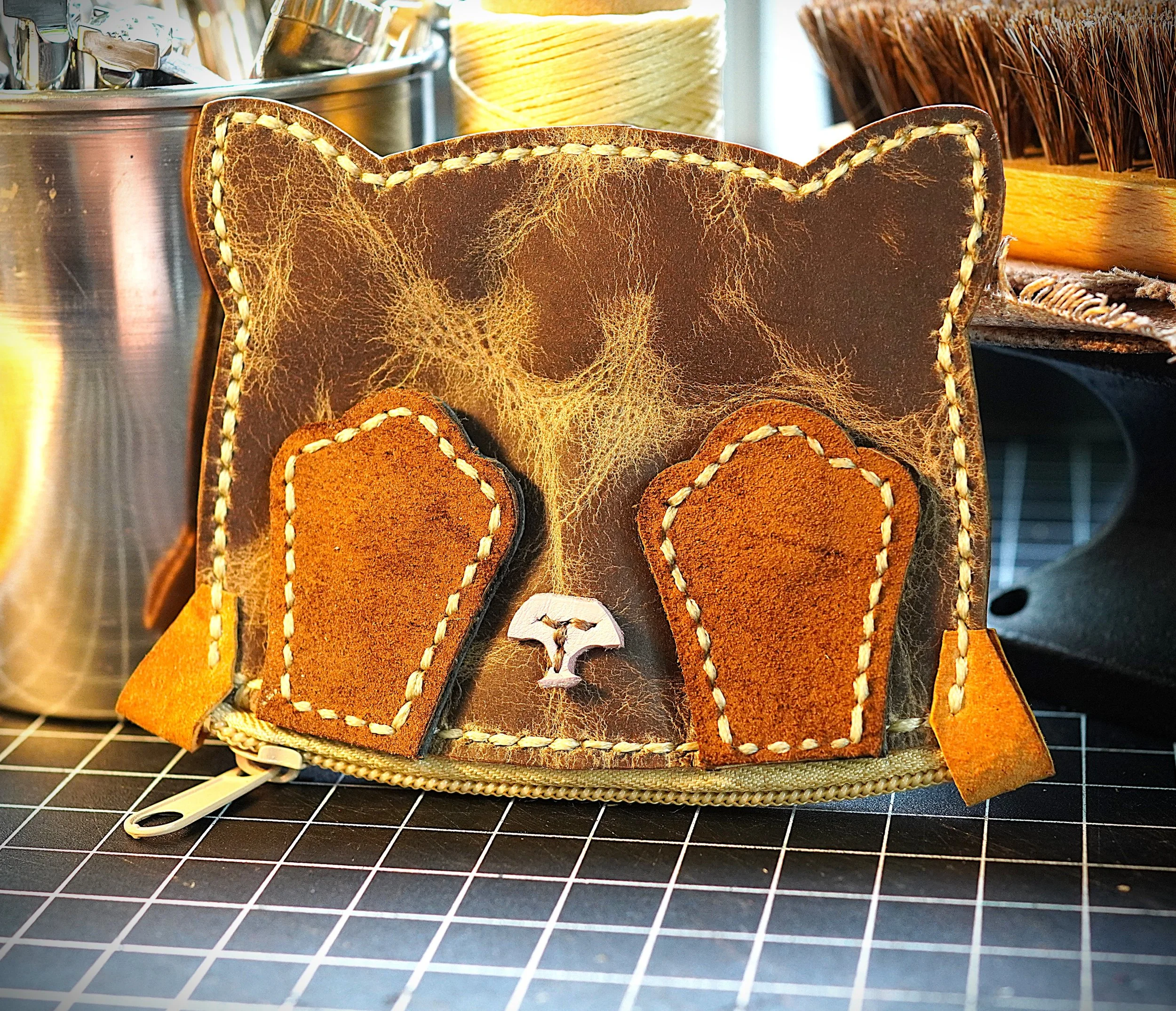 Peekaboo Kitty Change Purse - 01.JPG