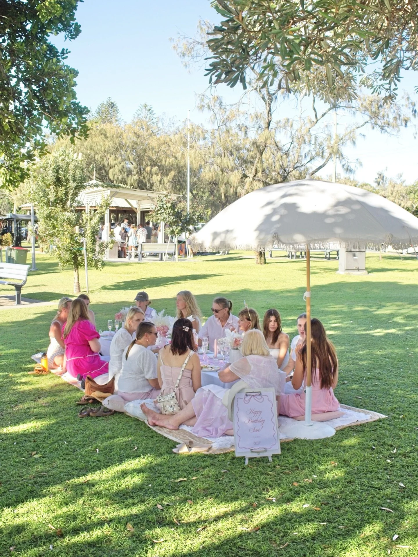 A warm afternoon picnic under the trees 🥂☀️

#summerpicnic #picnicinspo #picnicbusiness