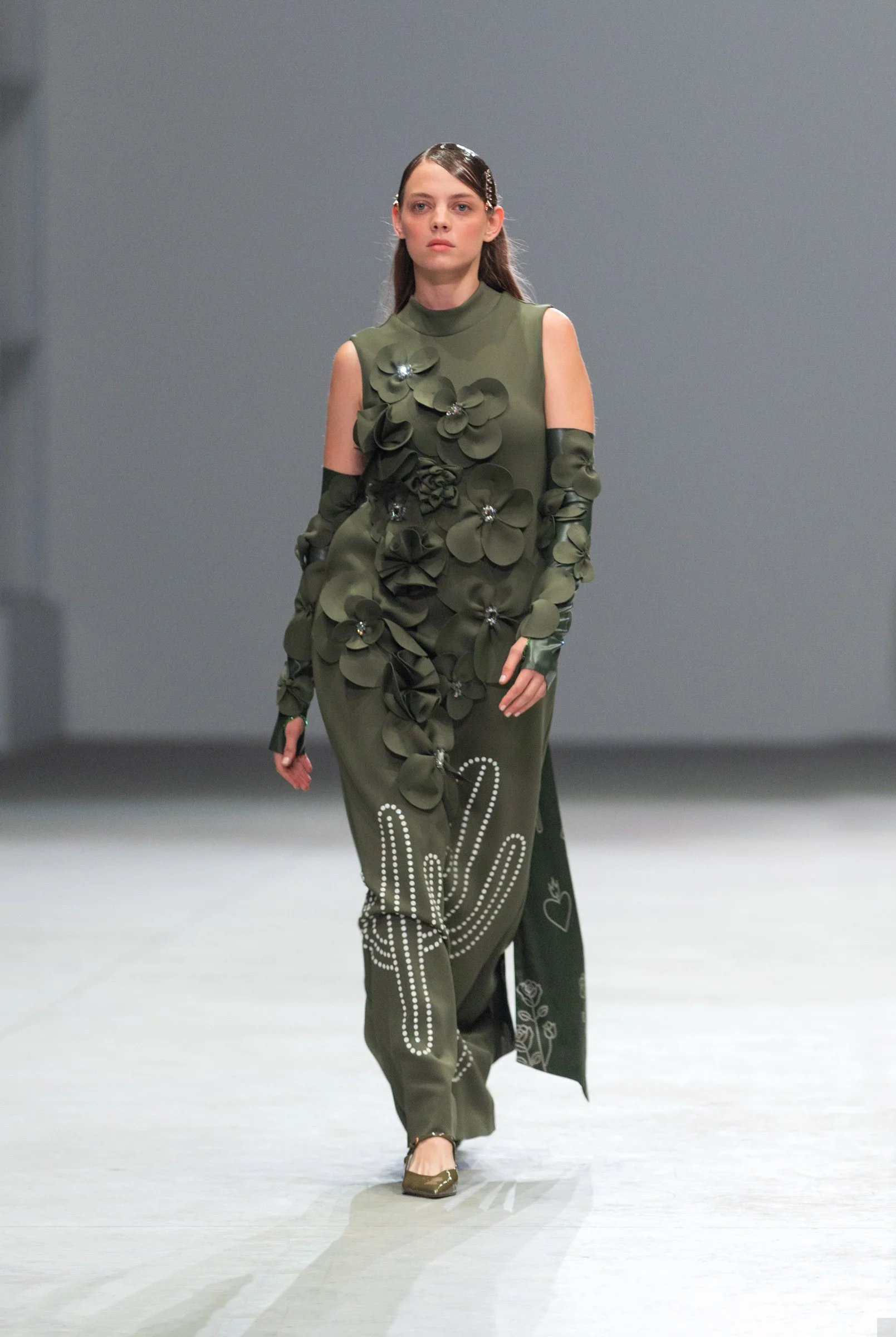  Model wearing an elegant dark green dress from Vero Solis’ collection during Volvo Fashion Week Mexico 2025. Captured by Pavel x KNYVAL, showcasing timeless Mexican craftsmanship. 