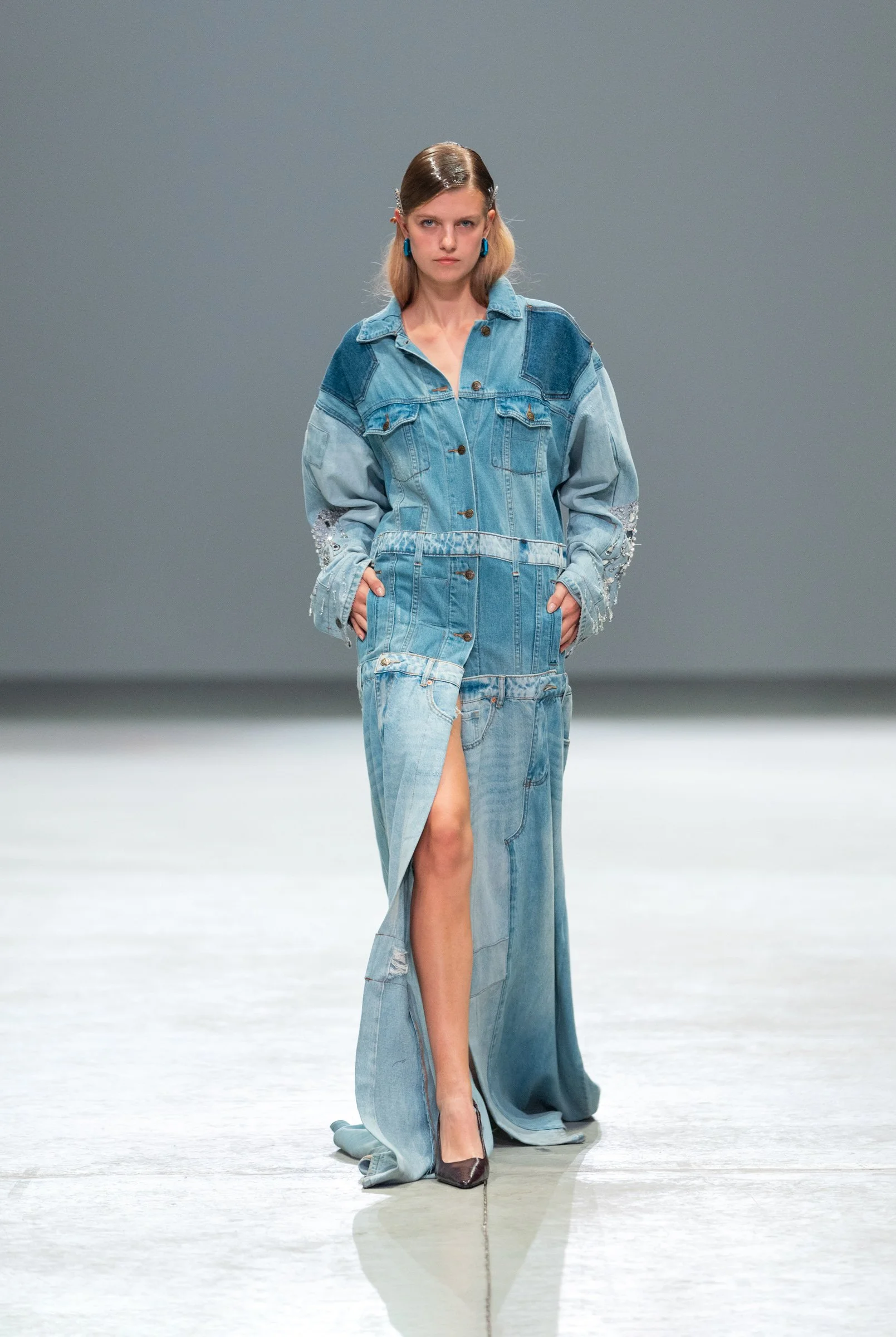  Full denim dress designed by Vero Solis, captured during Volvo Fashion Week Mexico 2025 at Estudios Maravilla. A piece that merges craftsmanship and contemporary Mexican fashion. 