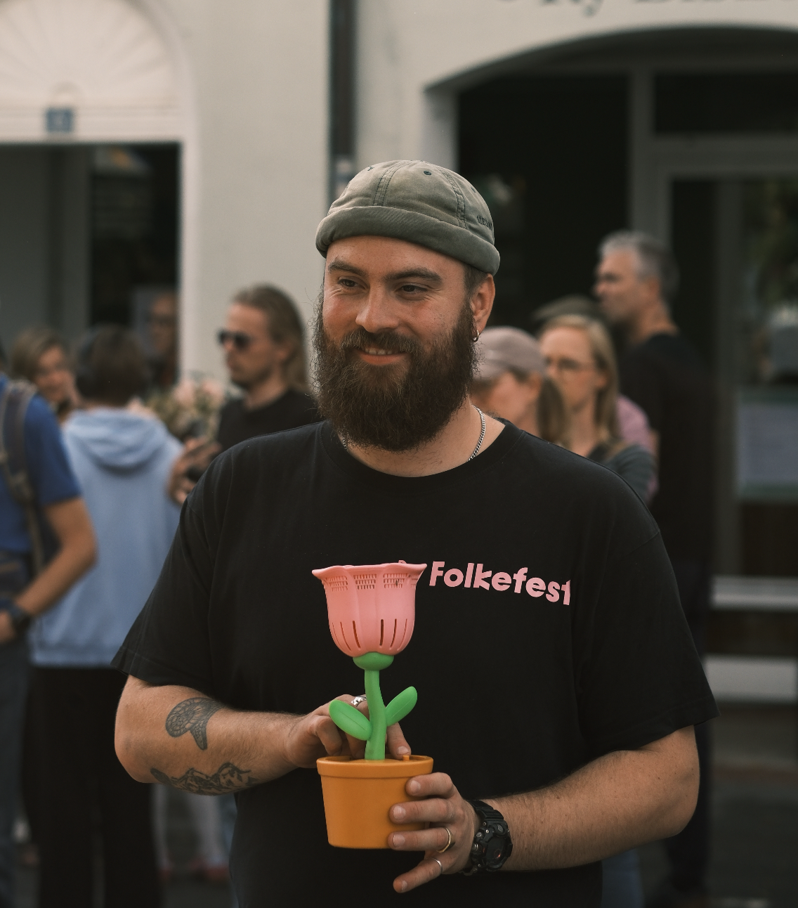 Hans fra Nabolag som frivillig til Ry Folkefest står med en blomst