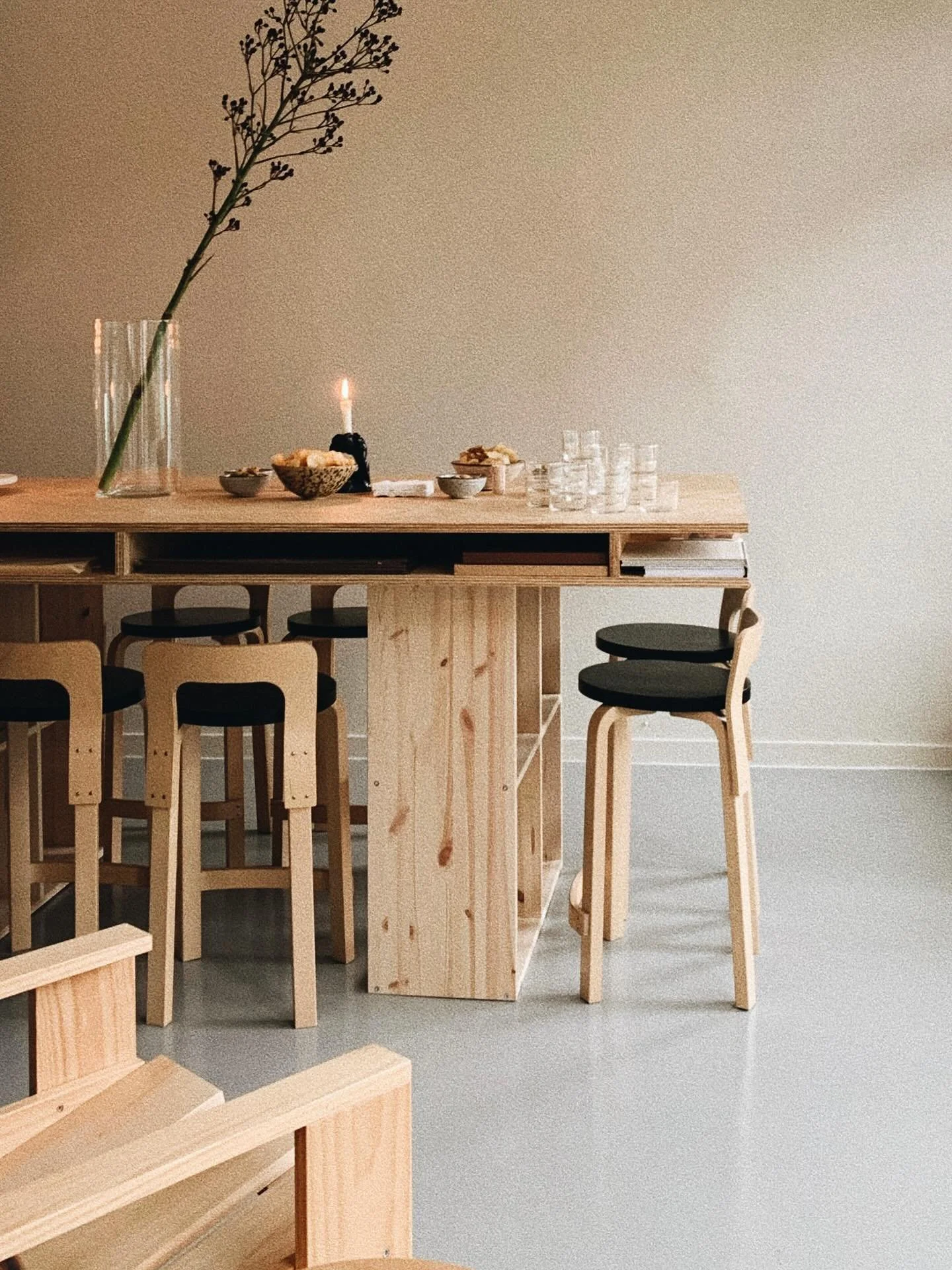 I veckan hade vi officiell invigning av v&aring;r studio. Vilken fantastisk respons och underbara kvinnor som kom och gjorde v&aring;r kv&auml;ll s&aring; minnesv&auml;rd! Tack fr&aring;n djupet av v&aring;ra hj&auml;rtan 🤎 Foto: @studiolovisaheiniu