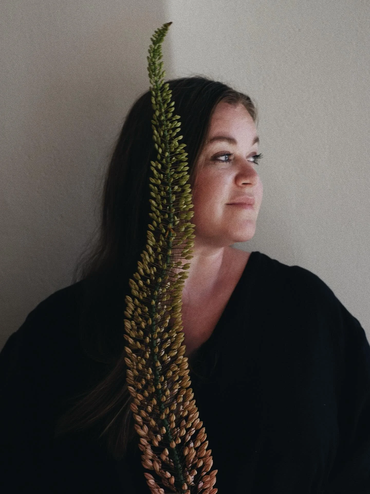 Hej jag heter Sofie och driver idag  S&mdash;W Studio och har min bakgrund inom inredning och visual merchandising, d&auml;r mitt intresse f&ouml;r rum, estetik och ber&auml;ttande tog form. Genom hela min yrkesresa har jag drivits av skapandet och a