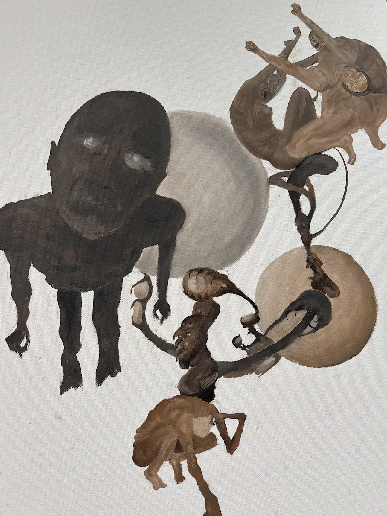 Ein dunkler Hund mit hervorstehenden Augen und aufgestellten Ohren, umgeben von mehreren Holzkugeln und verdrillten Holzteilen.