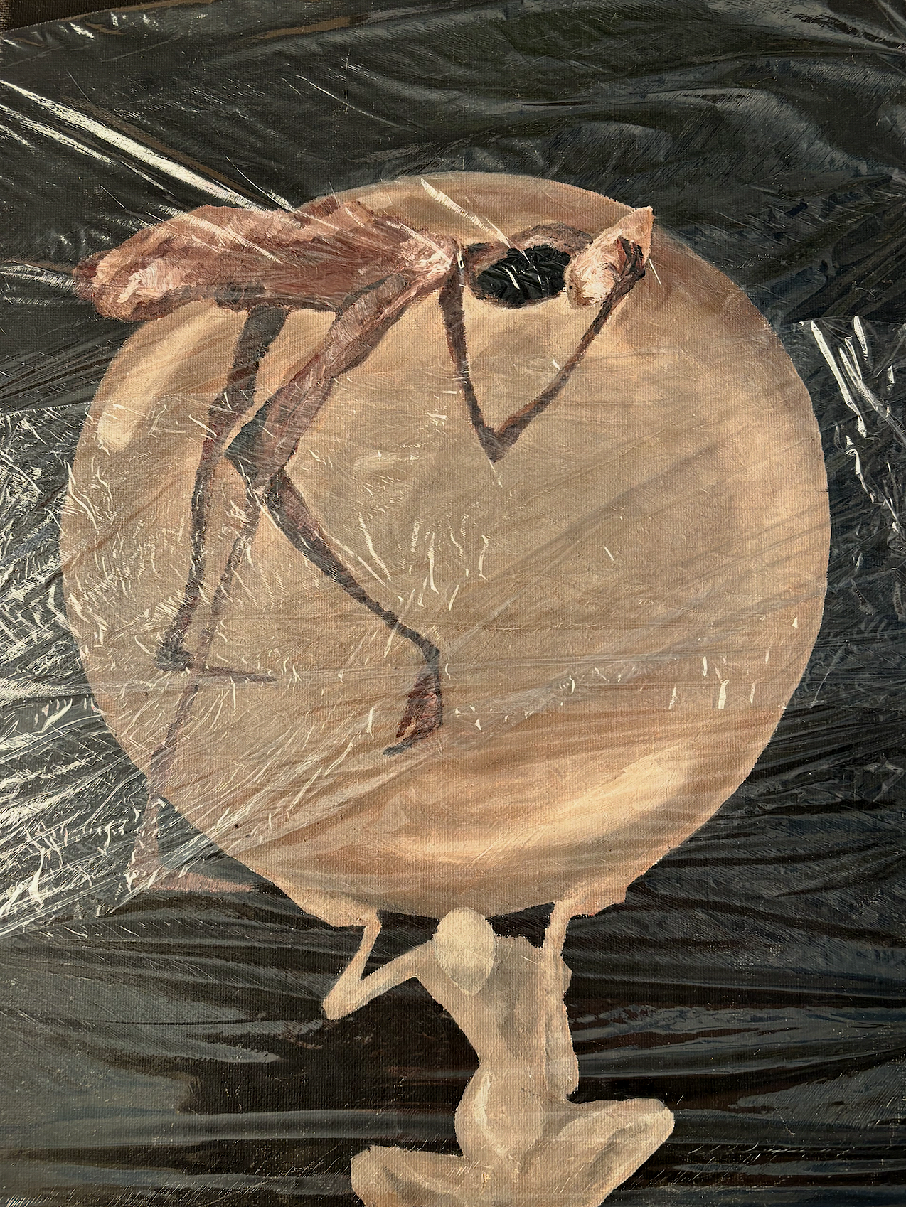 Ein Gemälde zeigt einen runden, hellen Gegenstand, der auf einem schwarzen Hintergrund aufgestellt ist. Auf dem Gegenstand sitzt eine stilisierte Figur mit einem großen Kopf, die einen auf einem Ast sitzenden Insekt beobachtet.