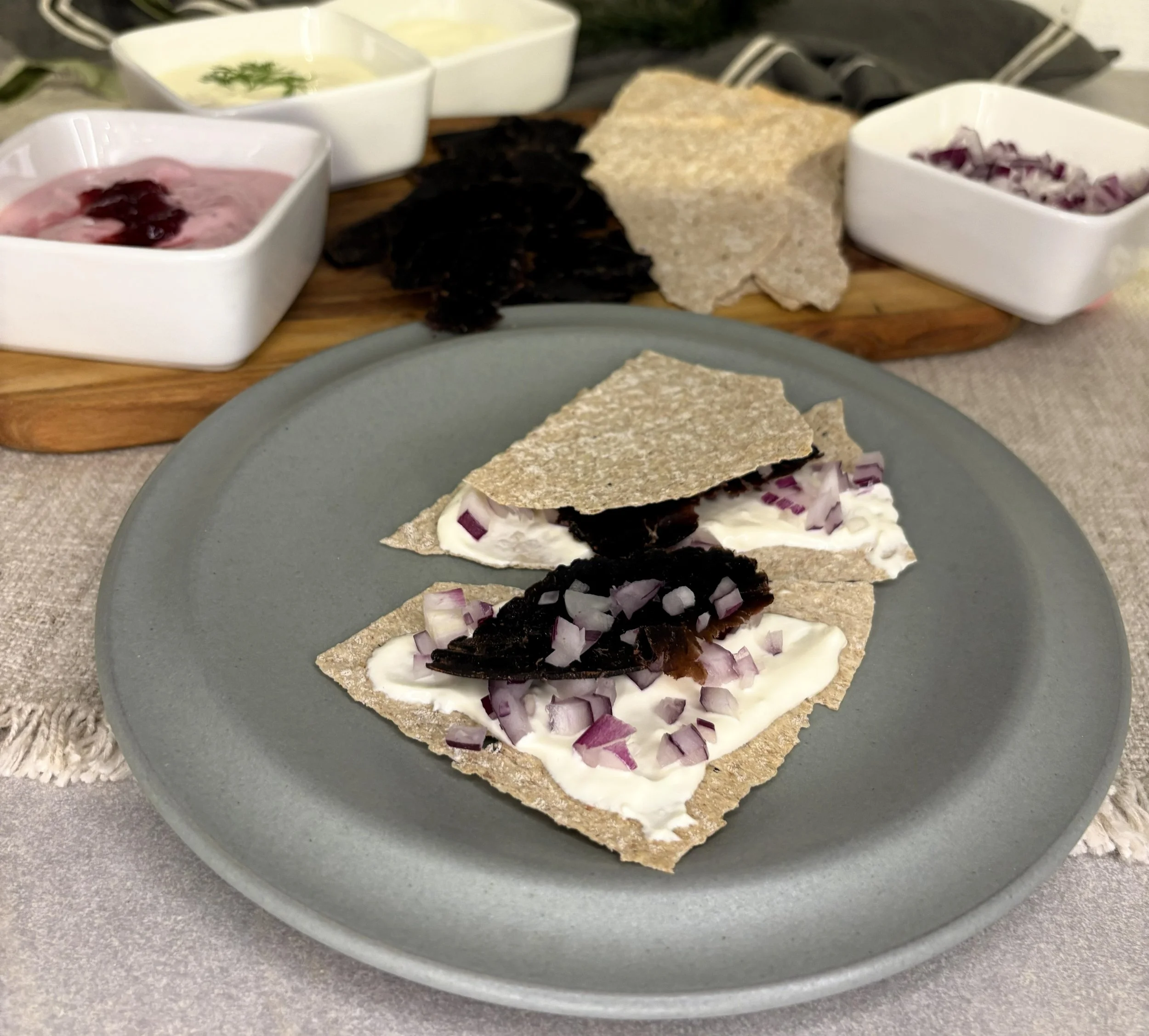 Julemat: Røkt hvalkjøtt med tyttebærrømme og sennepskrem