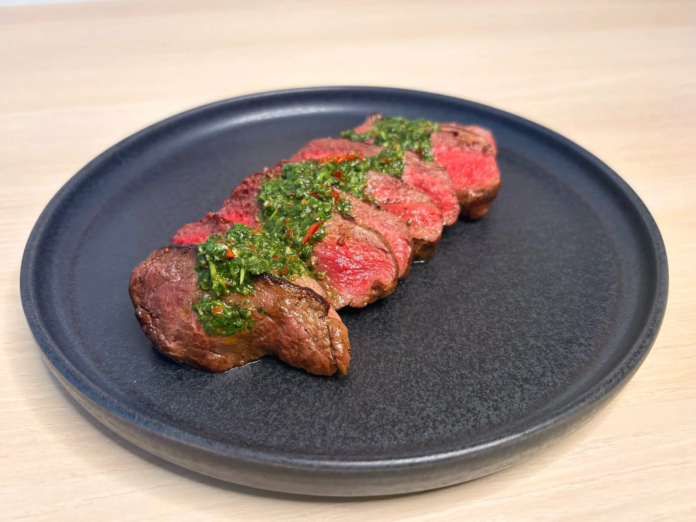 Saftig hvalbiff med chimichurri