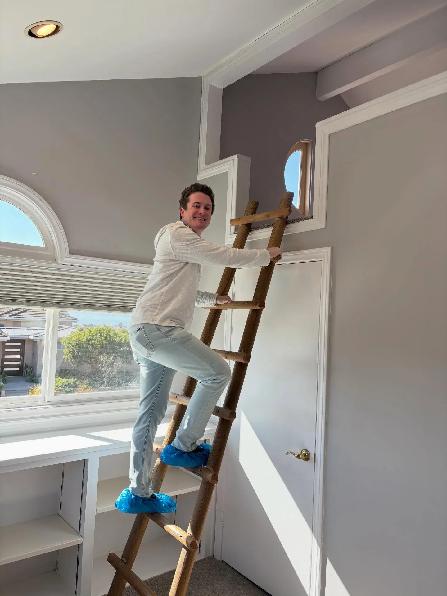 Went looking for a rental great for a large family, entertainment space inside and out, and located in the heart of #CoronaDelMar. Found it&hellip;and a loft perfect for ocean viewing and watching golf at #Pelicanhill.

Be sure to DM for details and 