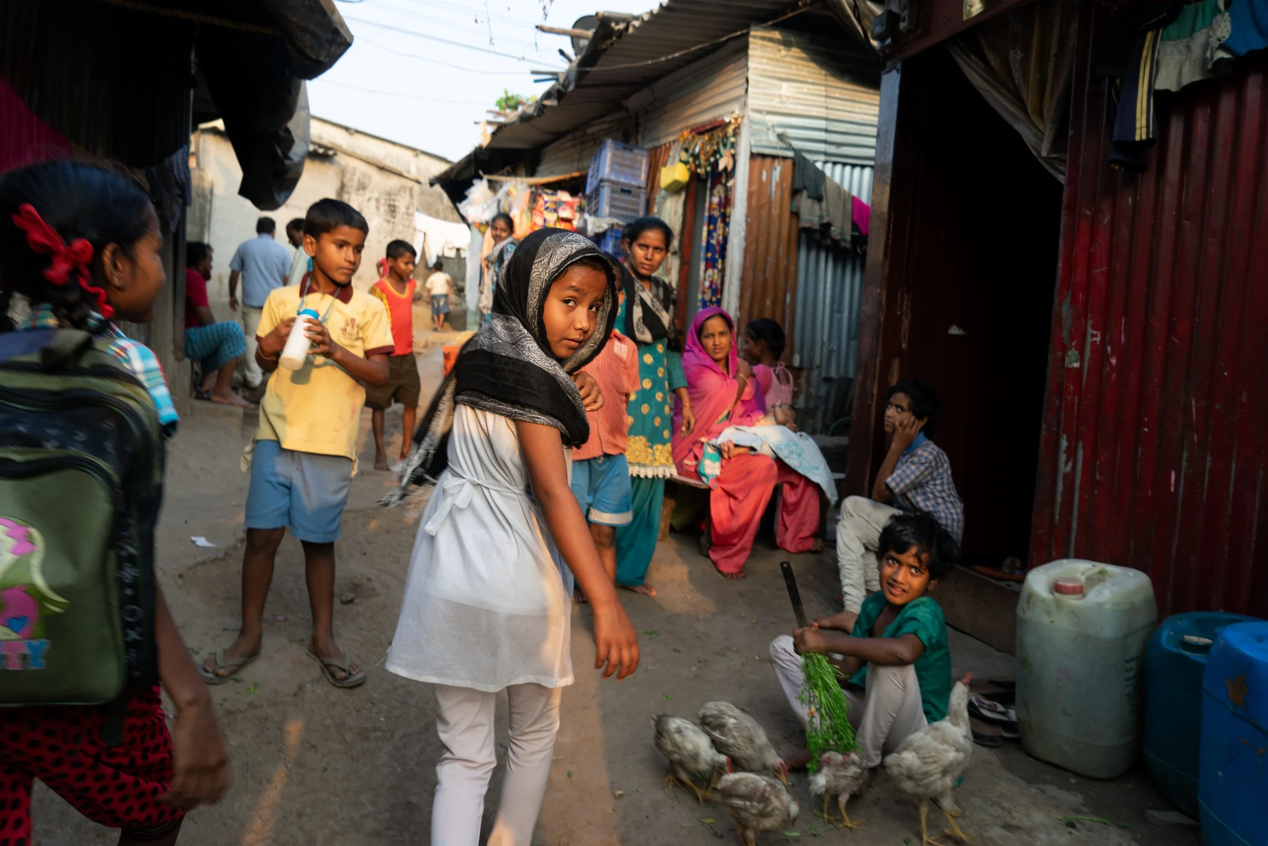 Kinder spielen in Slum: Trotz der schwierigen Umstände im Slum zeigt sich das Potenzial und die Hoffnung auf Veränderung, wenn Kinder durch Bildung und Unterstützung eine Chance bekommen, wenn jemand an sie glaubt