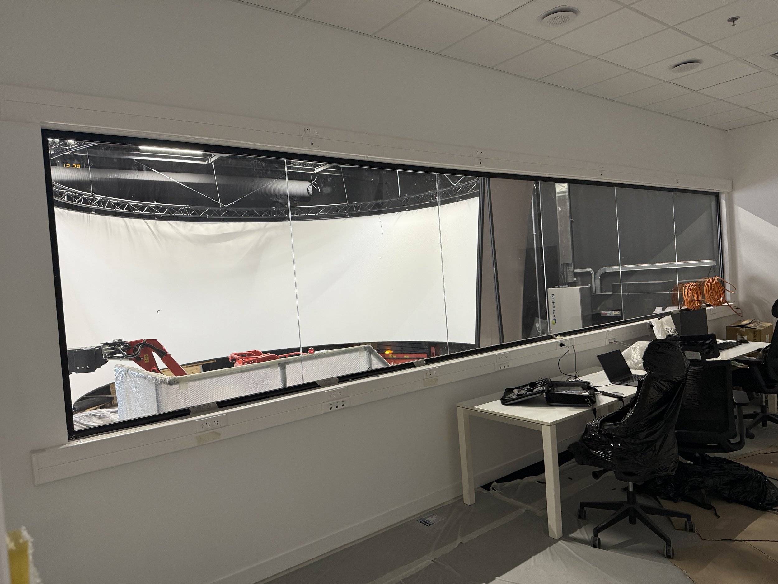 Aménagement de bureaux – Constructeur automobile Guyancourt (78) – Travaux de platrerie, plafond, cloison modulaire, faux plancher et menuiserie intérieure