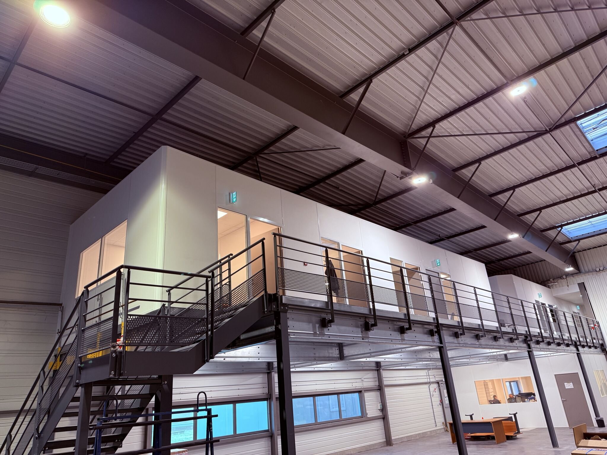 Extension et rénovation d’un siège social – Gisors (27) – Travaux de platrerie, plafond modulaire, cloison amovible et menuiserie intérieure