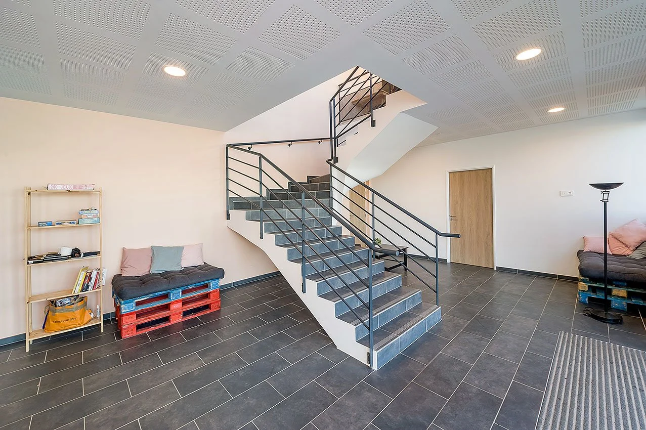 Construction d’un bâtiment de bureaux et entrepôt – Moissy Cramayel (77) – Travaux de plâtrerie, plafond modulaire et menuiserie intérieure