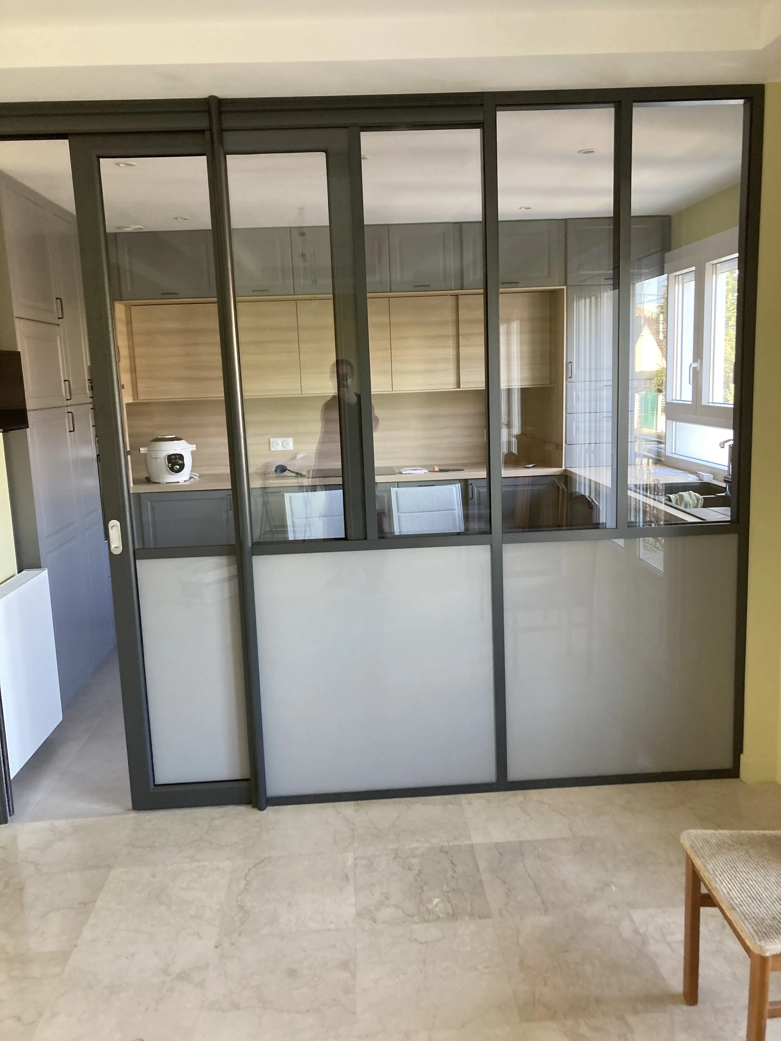 Cloison modulaire pour séparatif séjour et cuisine pour un particulier.