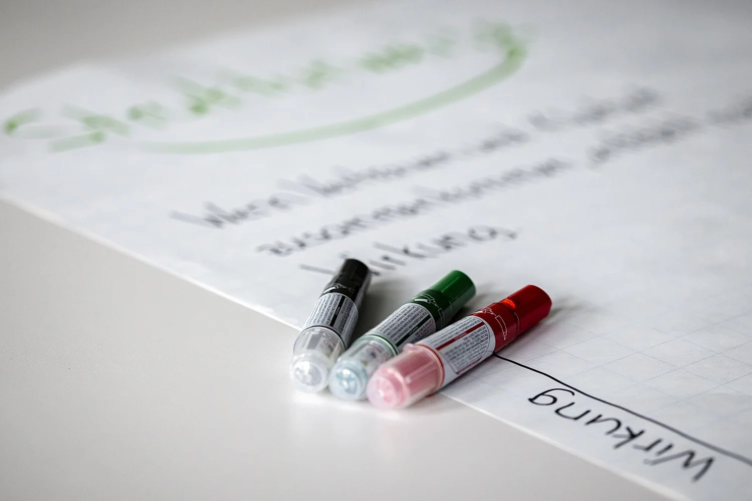 Markierungen und handschriftliche Notizen auf Papier mit Wörtern wie „Verständnis“ und anderem Text.