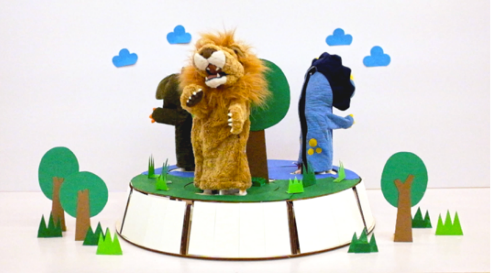 ZOOO: A Multi-animatronics Stage to Enhance Children’s Creativity for Storytelling