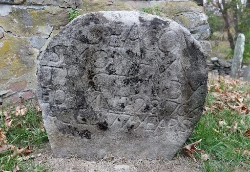 Gravestone of Simon Huntington II at the Norwichtown Ancient Burying Ground.