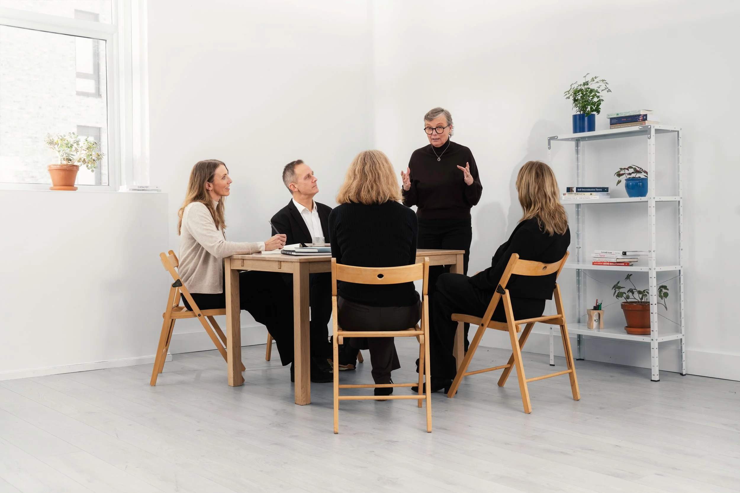 Lederkompasset and colleagues discussing.