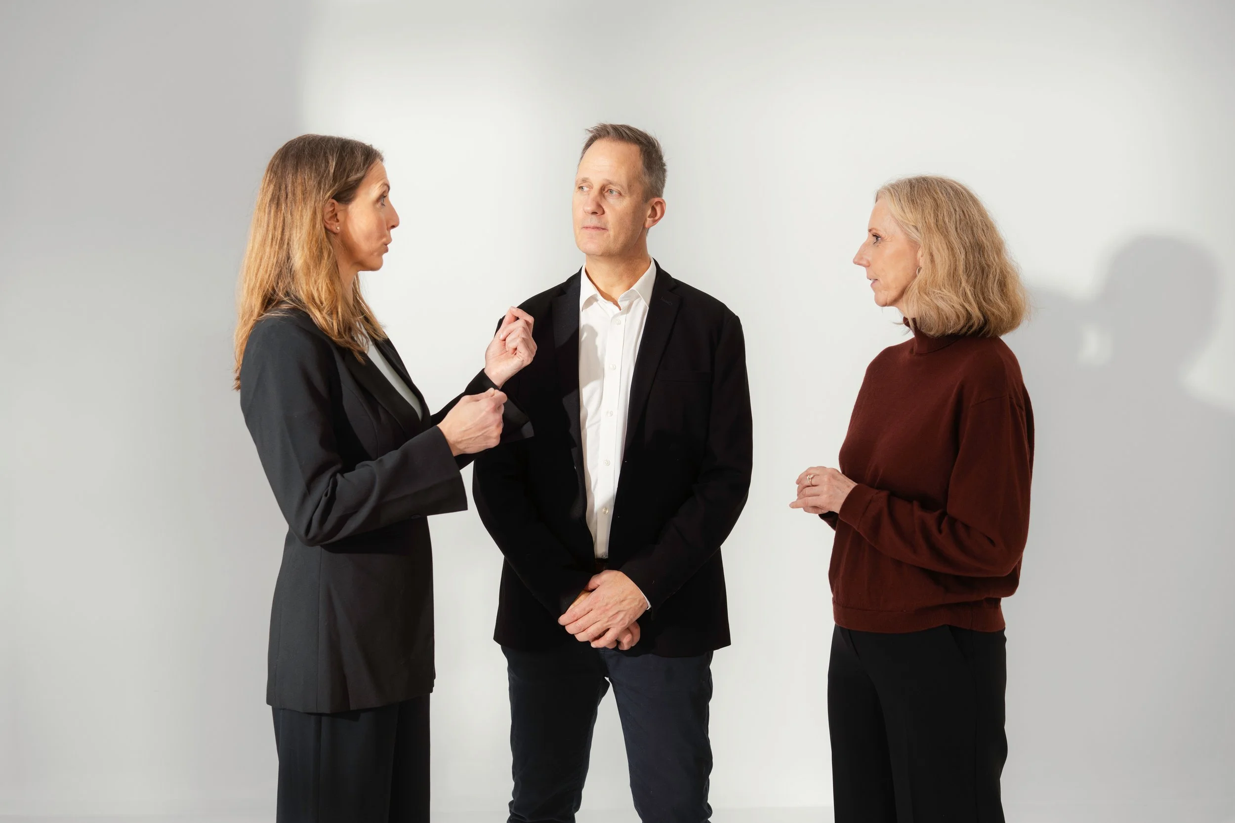 Ingvild Sehl & Lise Merete Austvik discussing with a colleague.