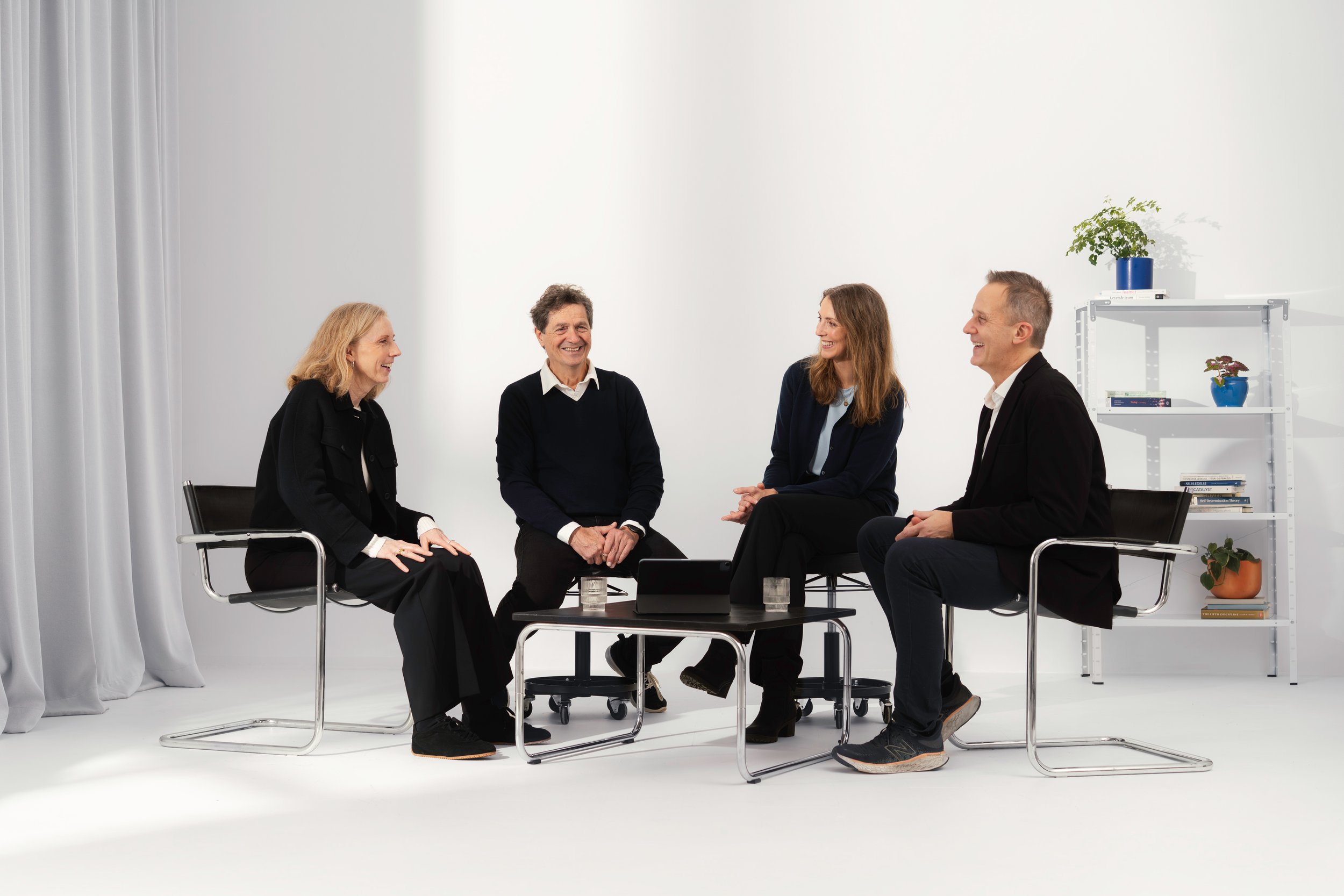 Ingvild Sehl & Lise Merete Austvik discussing with two colleagues.