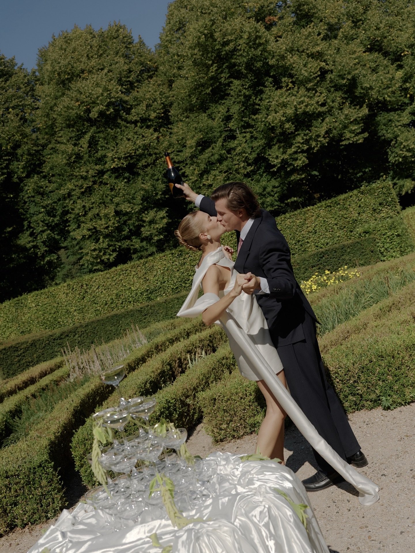 Eliane &amp; Sebastiaan 🥂

Photography: @isabel.maike.weddings
⁠⁠Coordination &amp; Planning: @de.evas
⁠Flowers: @harlow.muse
⁠⁠Fabric draping: @tinggong_drape
⁠⁠Cake and food: @smother.cake
⁠Clothing: @blanc_wear
⁠⁠MUAH: @ellen_sijm_bridal
⁠⁠Drinks
