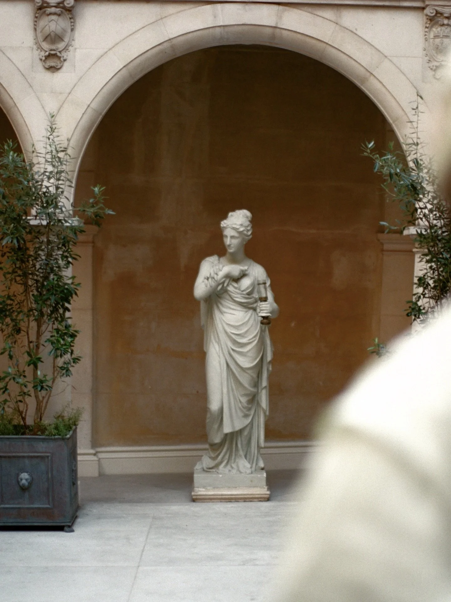 City wedding🤍 J&amp;J

Caterer &ndash; Mels Meals 
Catering &amp; Events - @melsmealss 
MC &ndash; I Am Andy Sarfo - @iamandysarfo 
MUAH Artist for the Nigerian &ndash; NHB Artistry - @nhb.artistry 
Hair Stylist &ndash; @lizzdavieshair 
Florist - Dy