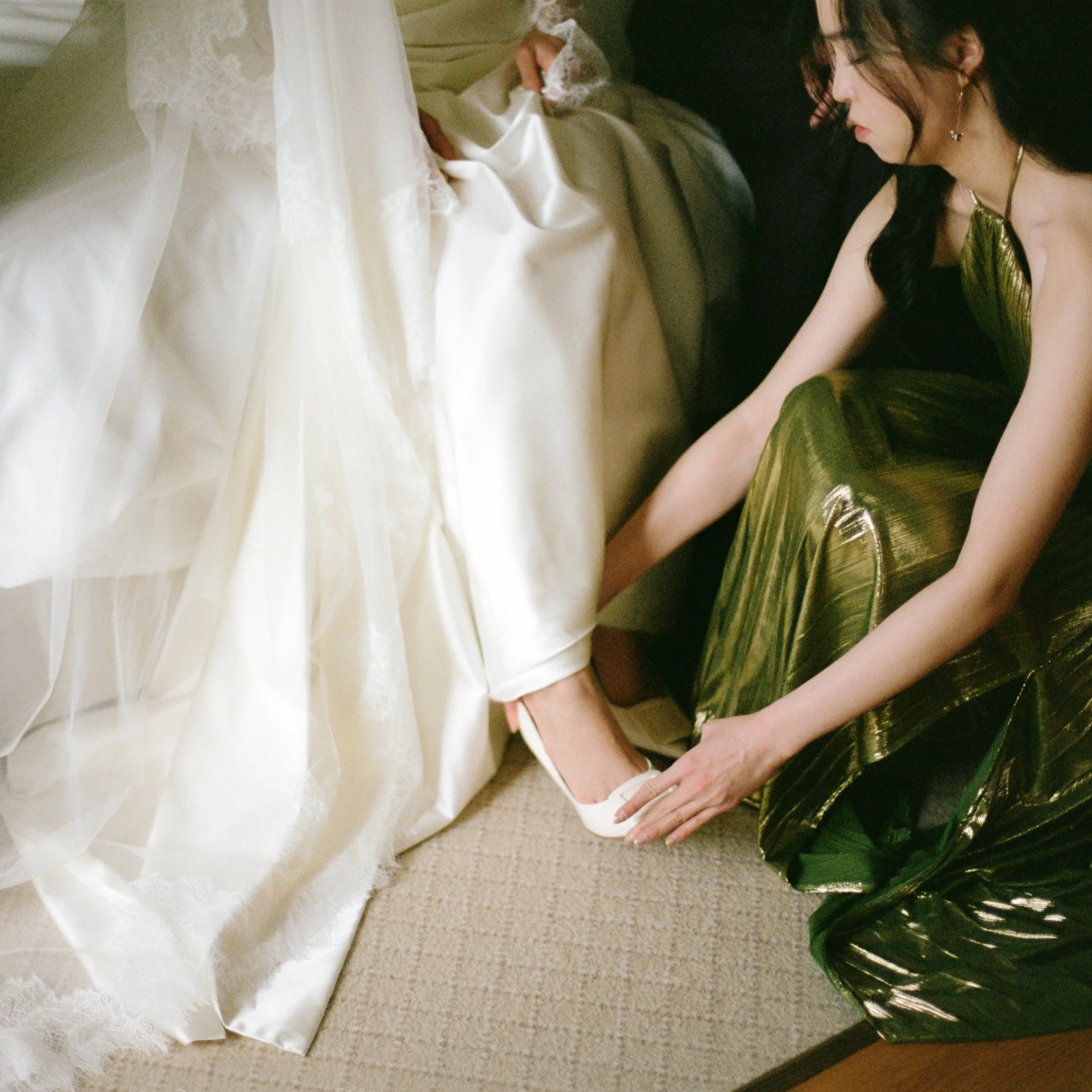 The getting ready moment with Esme 🤍 

Planners: @otmweddings 
Digital Photography: @mikeyada
Analog Photography: @isabel.maike.photography
Video: 
Floral: @nomadfloralstudio
Dress: @viviennewestwood
Location: @amstelhotel / @westergas