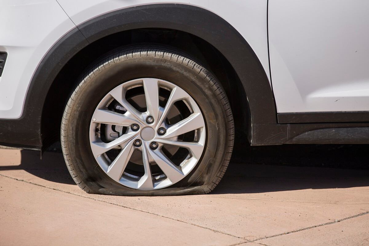 What Causes Sudden Flat Tires While Driving? Common Reasons, Warning Signs, and What to Do Next